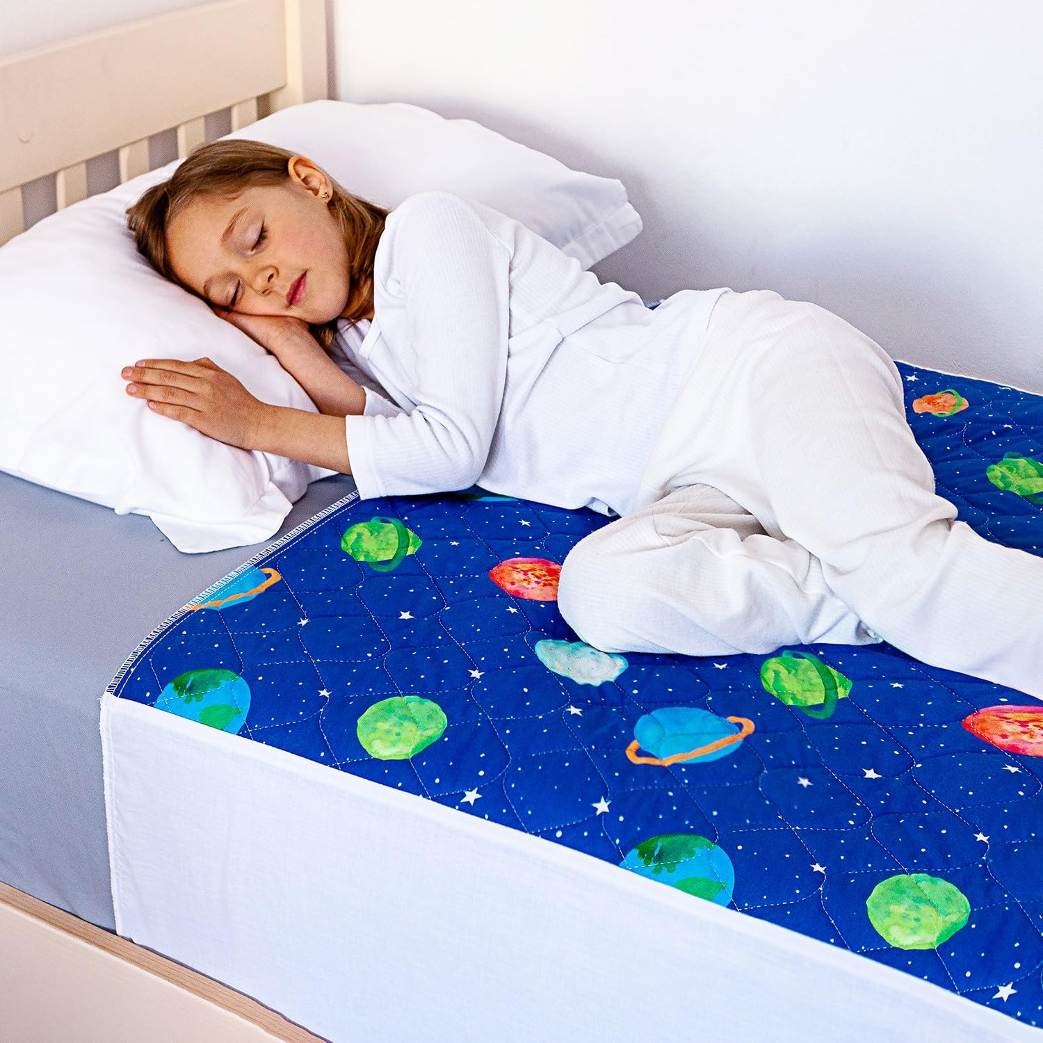 Lynmark® Toddler Potty Training Bed Pads with Tuck-In Flaps - Soft Waterproof Bedwetting Pee Protector Mat for Kids - Multi-Layer Non-Slip Washable Mattress Sheet Absorbs Up to 2L - 90x85cm, Astronaut