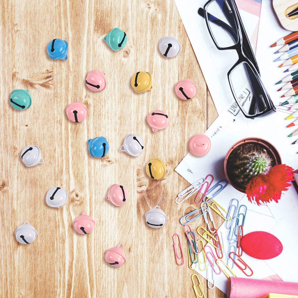 Koogel Kleine Glöckchen zum Basteln, 50 Stück Bunte Metallglöckchen Schellen Basteln Anänger Jingle Bells für Schmuckherstellung Weihnachten Dekoration DIY