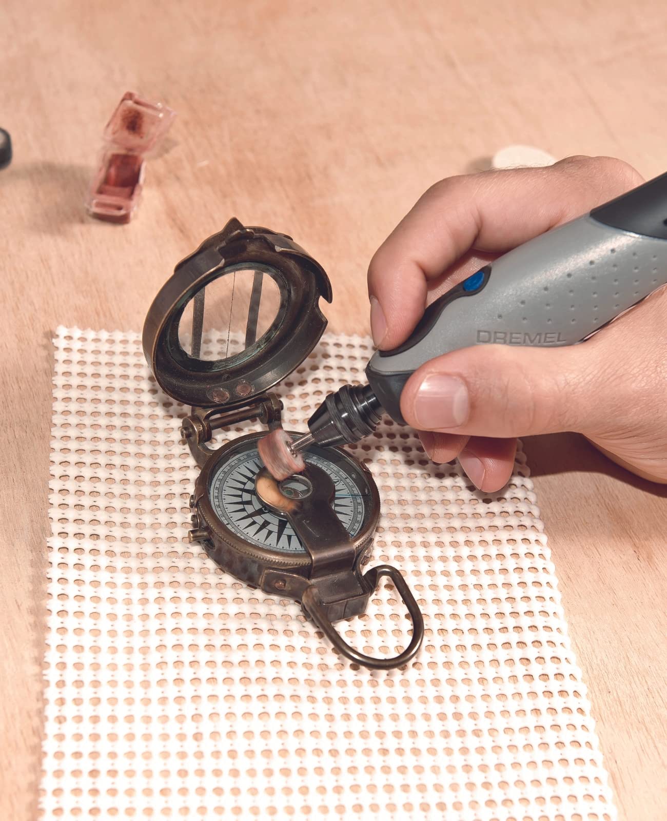 Dremel 2050 Stylo+ Multifunktionswerkzeug 9W Set (mit 15 Zubehören, Variable Drehzahleinstellung bis 22.000 1/min für Gravieren und Kreative Aufgaben mit Glas, Holz, Leder, Stein) mit Kartonverpackung 6