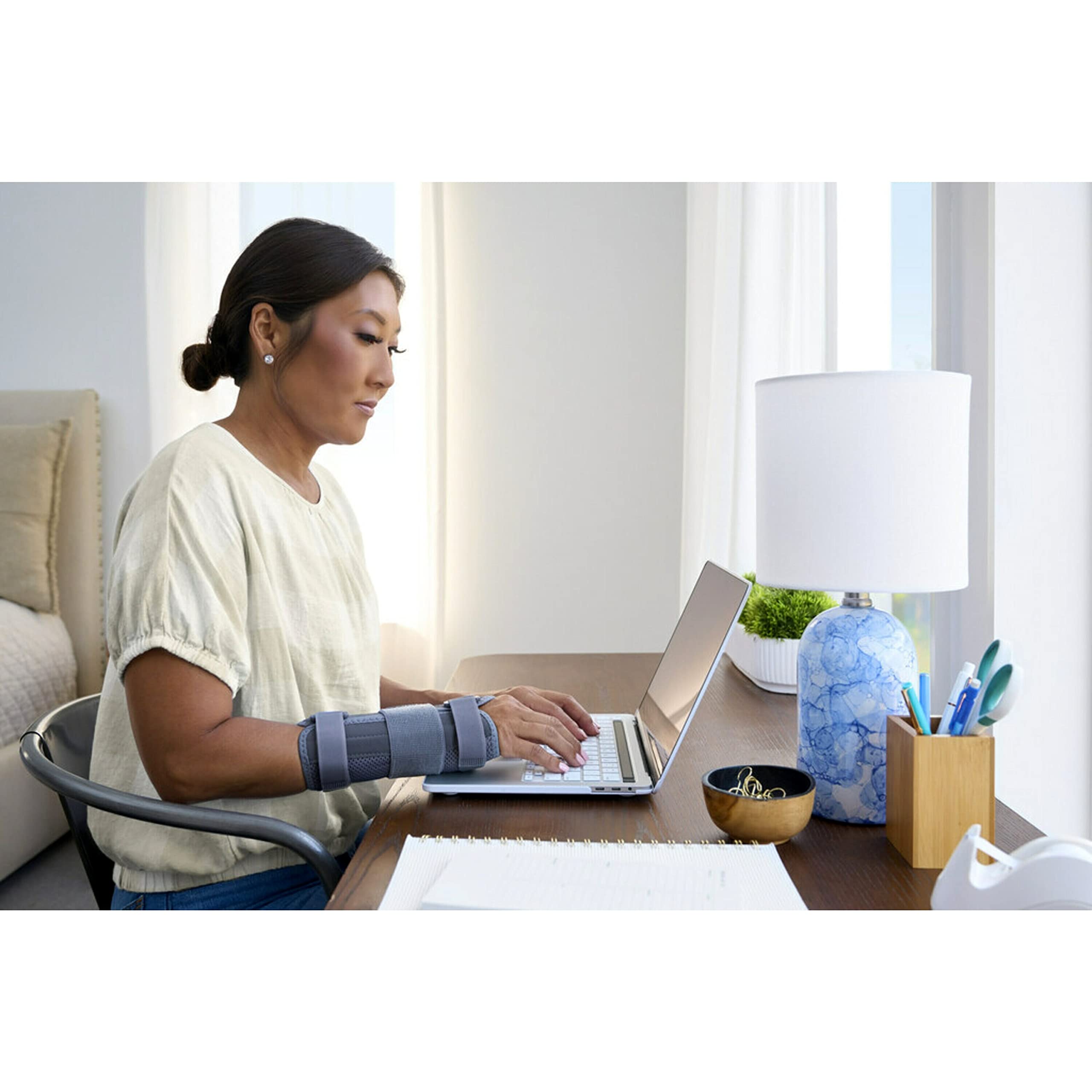 Futuro Deluxe Wrist Stabilizer Left Hand, Adjustable