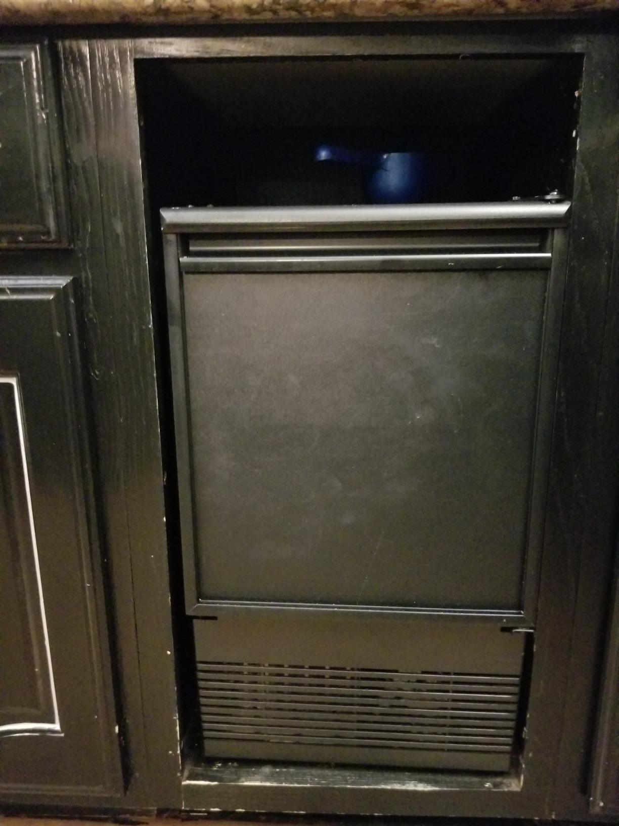 106/mo Finance ULINE UBI95B00A Undercounter Crescent Ice Maker, 14 inch, Black Buy Now, Pay