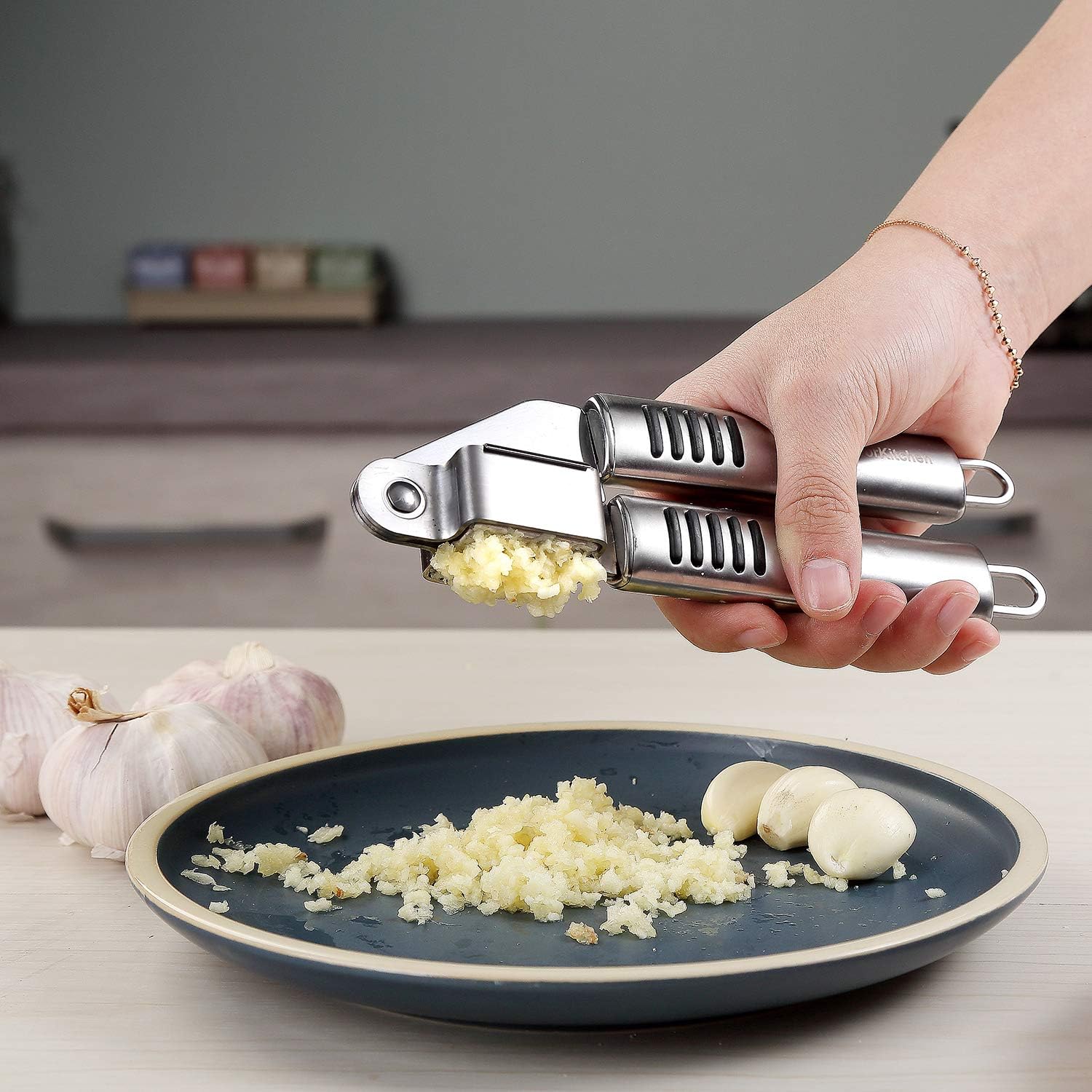 Stainless Steel Pizza Cutter Set & Kitchen Gadget Set (6 PCS Set) - Includes Pizza Cutter Wheel, Chocolate & Cheese Grater, Serrated Pie & Cake Server, Garlic Press, Free Brush and Bonus Oven Mitt: Kitchen & Dining