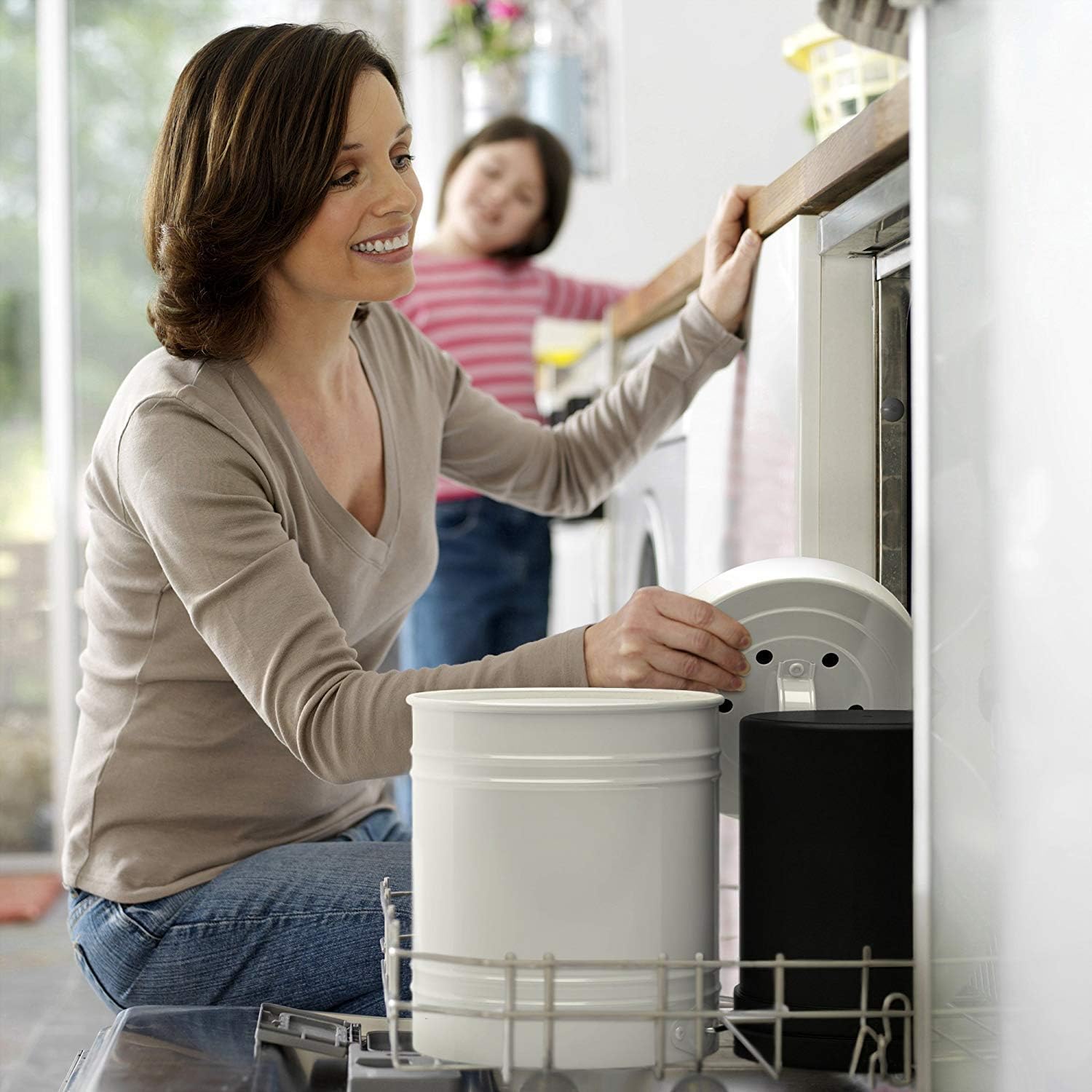 Oversized 1.3 Gallon Kitchen Compost Bin with EZ-No Lock Lid, Plastic Liner & Charcoal Filters in White & Black - Sturdy Construction & Odor-Free Seal w/Dishwasher Safe Bucket: Kitchen & Dining