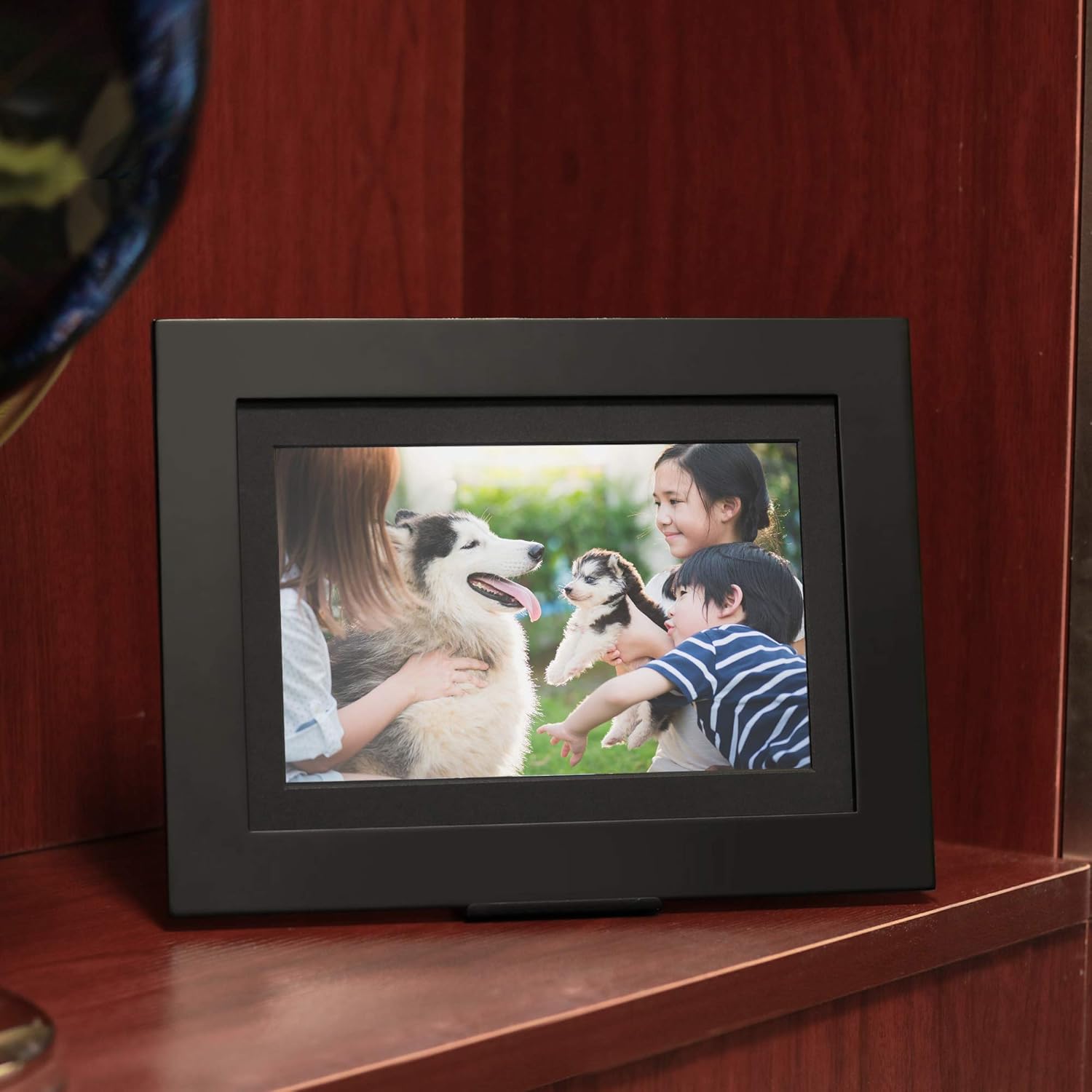 PhotoShare Friends and Family Smart Frame 10.1" Digital Photo Frame, Send Pics from Phone to Frame, Wi-Fi, 8 GB, Holds Over 5, 000 Photos, HD, 1080P, Black/White Mattes, iOS, Android : Camera & Photo