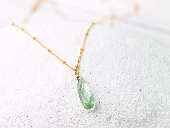 Edelstein-Kette/Elegante lange Kette mit Amethyst grün: Vergoldete zarte Satelliten-Kette mit grünem Amethyst-Tropfen/Amethys