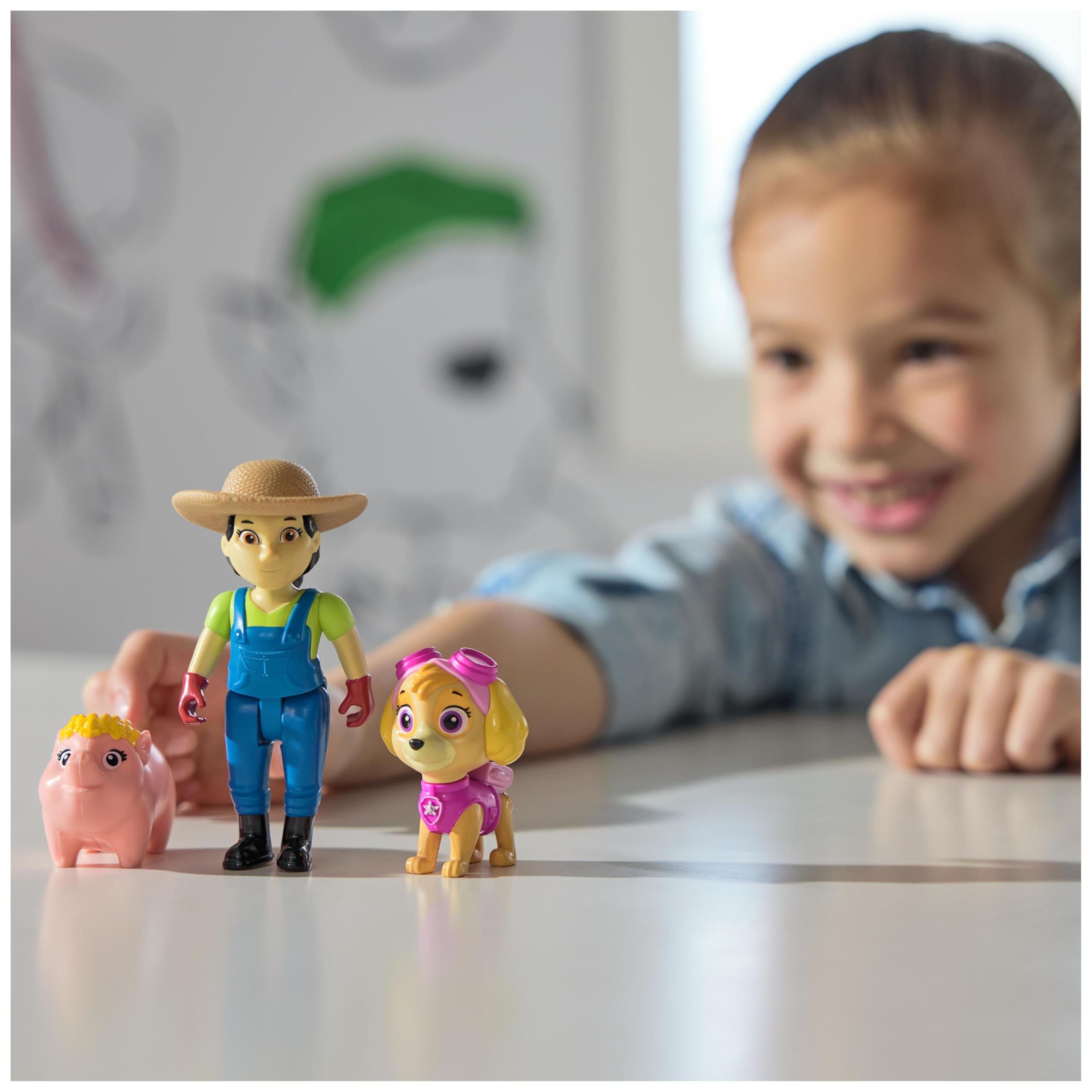 PAW PATROL Hero Pups – Actionfiguren-Set mit 1 Skye Hundefigur, 1 Bäuerin Yumi Figur und 1 Schweinchen, Spielzeug geeignet für Kinder ab 3 Jahren 4