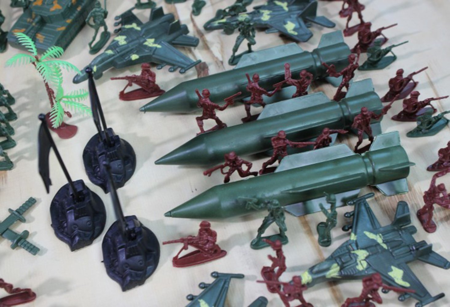 Army Toys, 307 PCS World War II Soldiers Plastic Army Men Combat Special Forces with Hand Bag Birthday for Party Favor