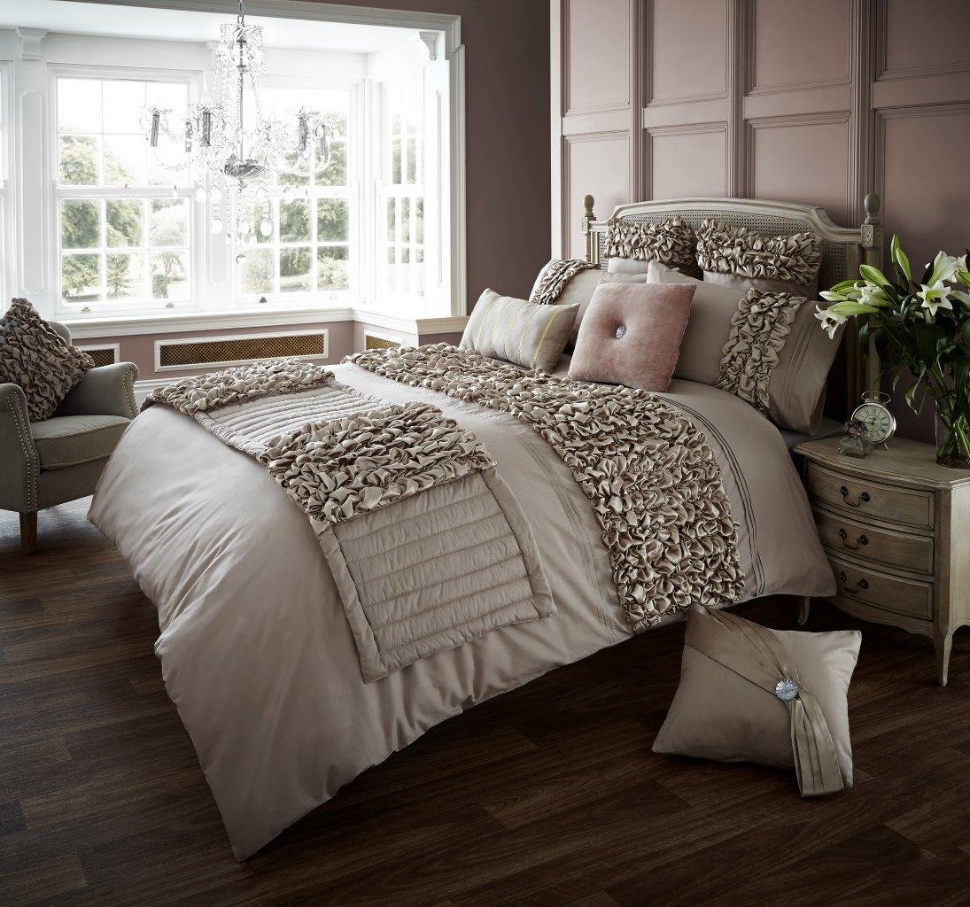 Gaveno Cavailia Fancy Frill King Duvet Set Verina Oyster, Luxury Elegant Bedding, 3 Piece Cotton Blend Reversible Bedlinen, Easy Care DuvetCover Bedset, 1 Quilt Cover and 2 Pillow Cases, 272014