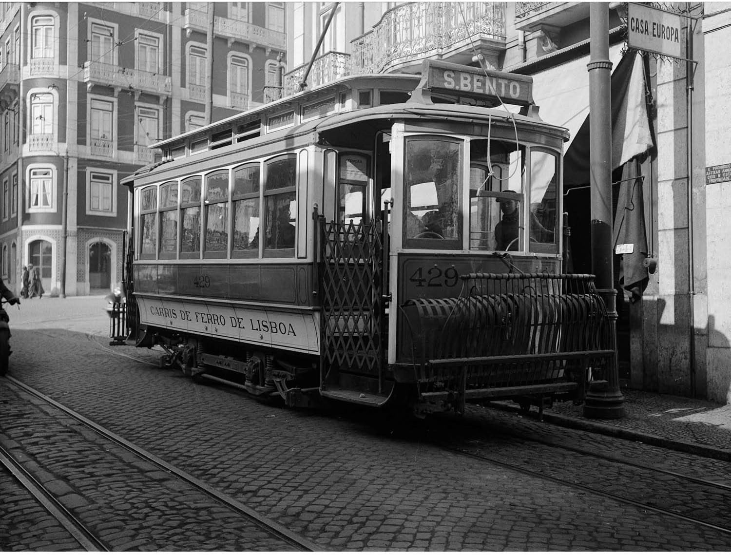 Трамвай старого образца