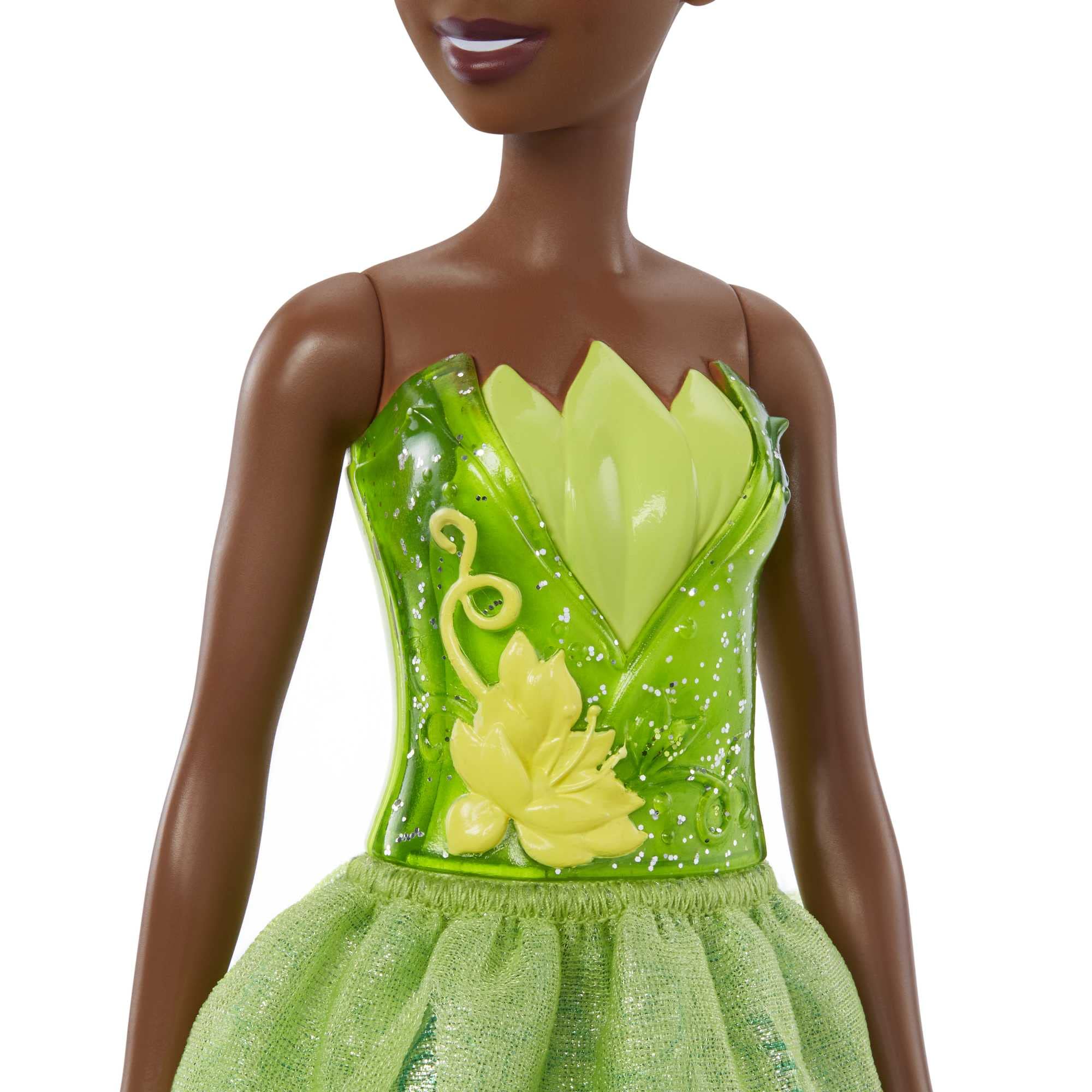 Mattel DISNEY Prinzessin Tiana - Bewegliche Puppe mit glitzerndem Outfit und Accessoires, inspiriert vom Film Küss den Frosch, für Kinder ab 3 Jahren, HLW04 4