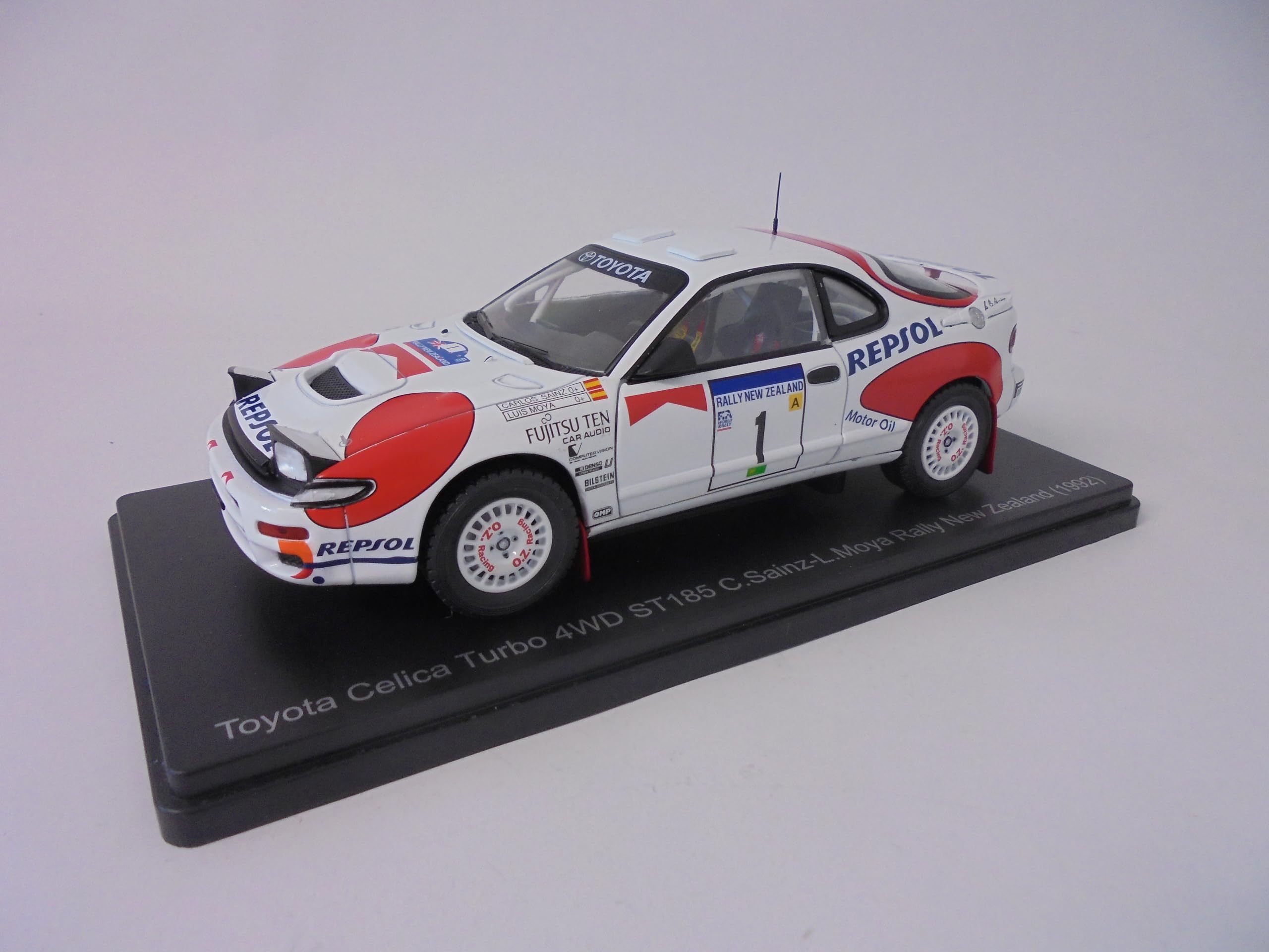 OPO 10 - 1/24 scale model car compatible with Toyota Celica Turbo 4WD Rally C.Sainz #1 1992 - Hachette Japan VQJ197