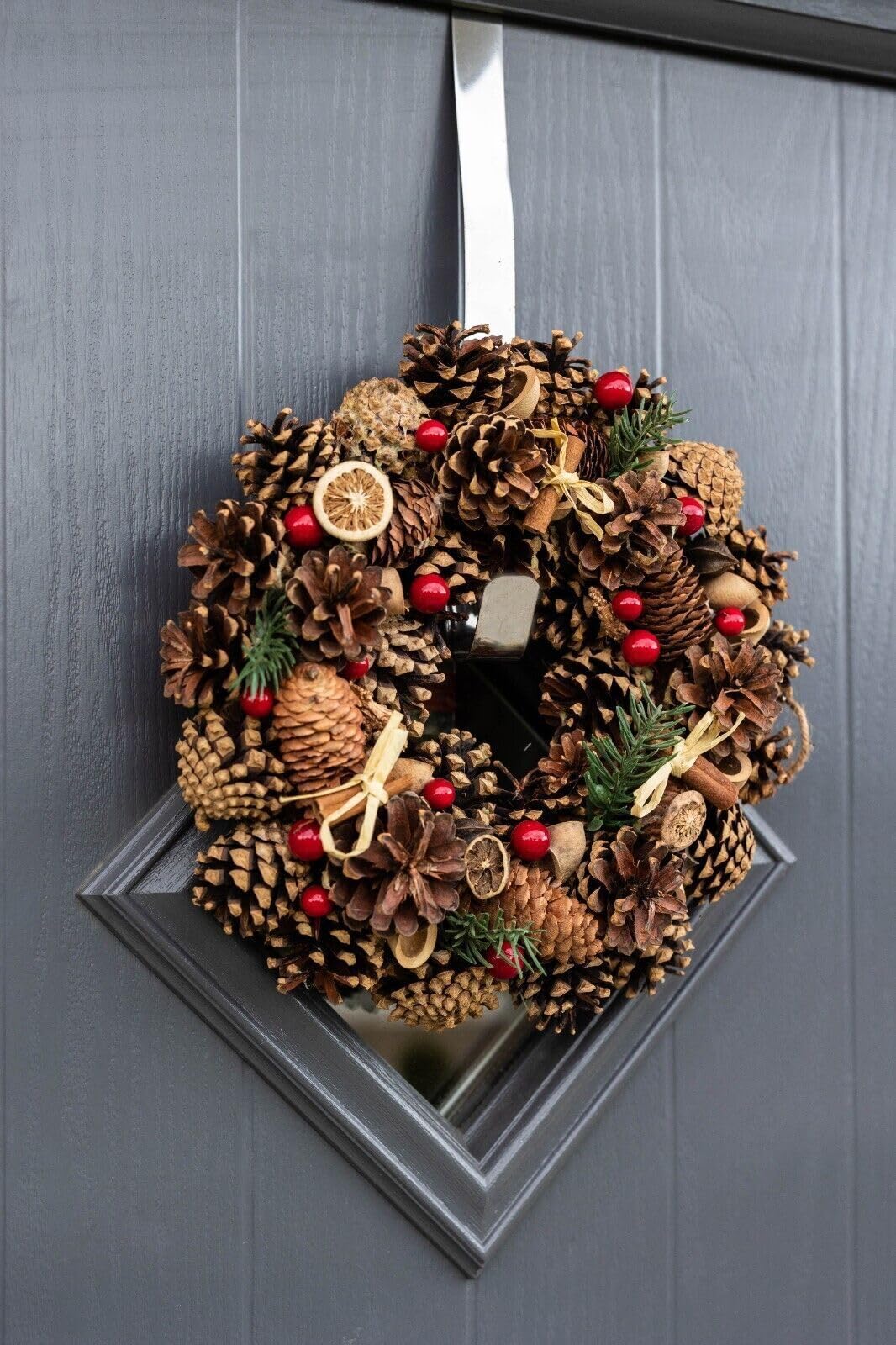 Marco Paul Christmas 30cm Pinecone Wreath with Red Berries and Dried Orange – Rustic Festive Hanging Decoration for Front Door Fireplace or Table – Traditional Indoor Xmas Garland Décor