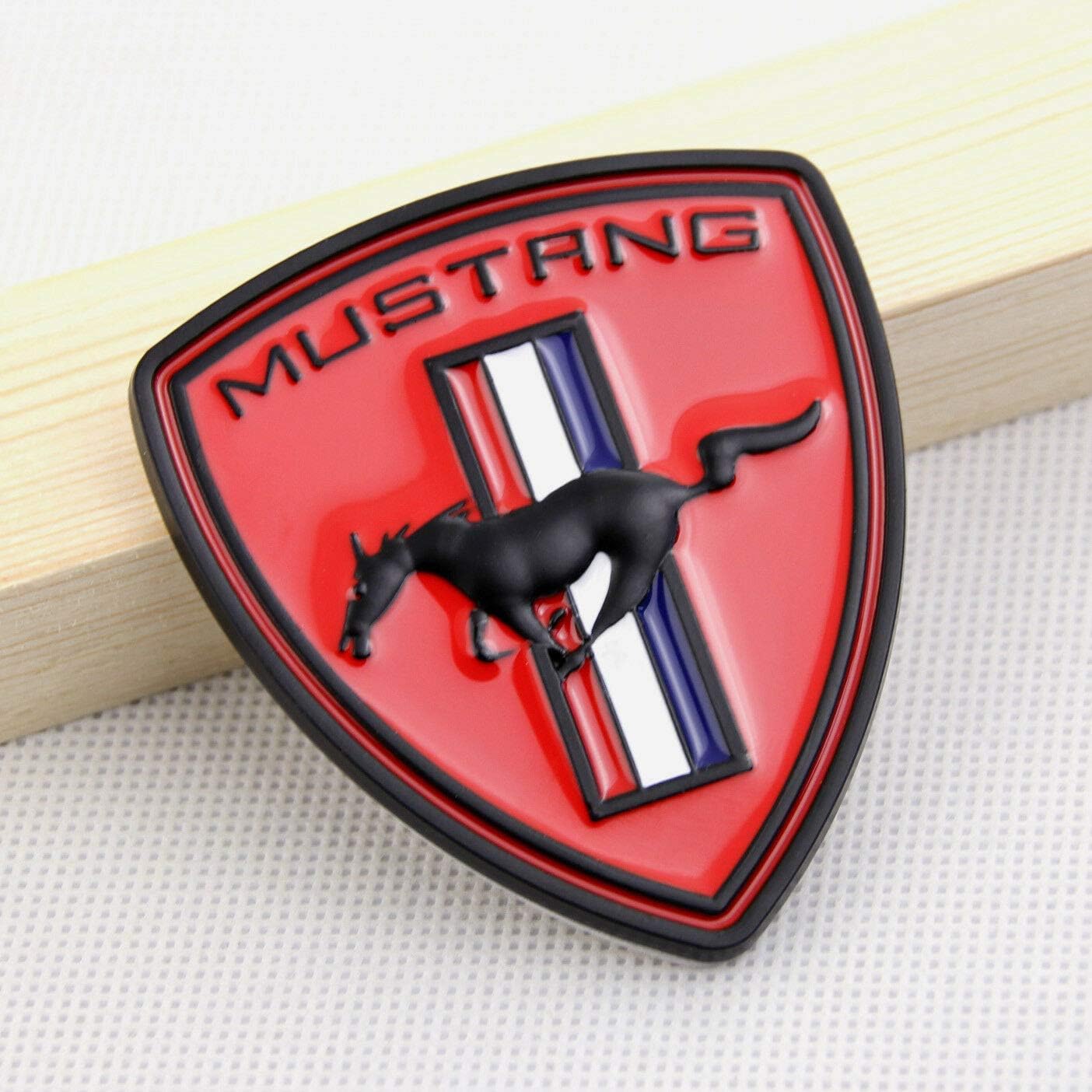 Amazon Topond レッド メタル 走る馬 ポニー 車 ドア フェンダー バッジ フード ヘッド テールゲート エンブレム リア デカール ステッカー フォード マスタング Gt アクセサリー エンブレム 車 バイク
