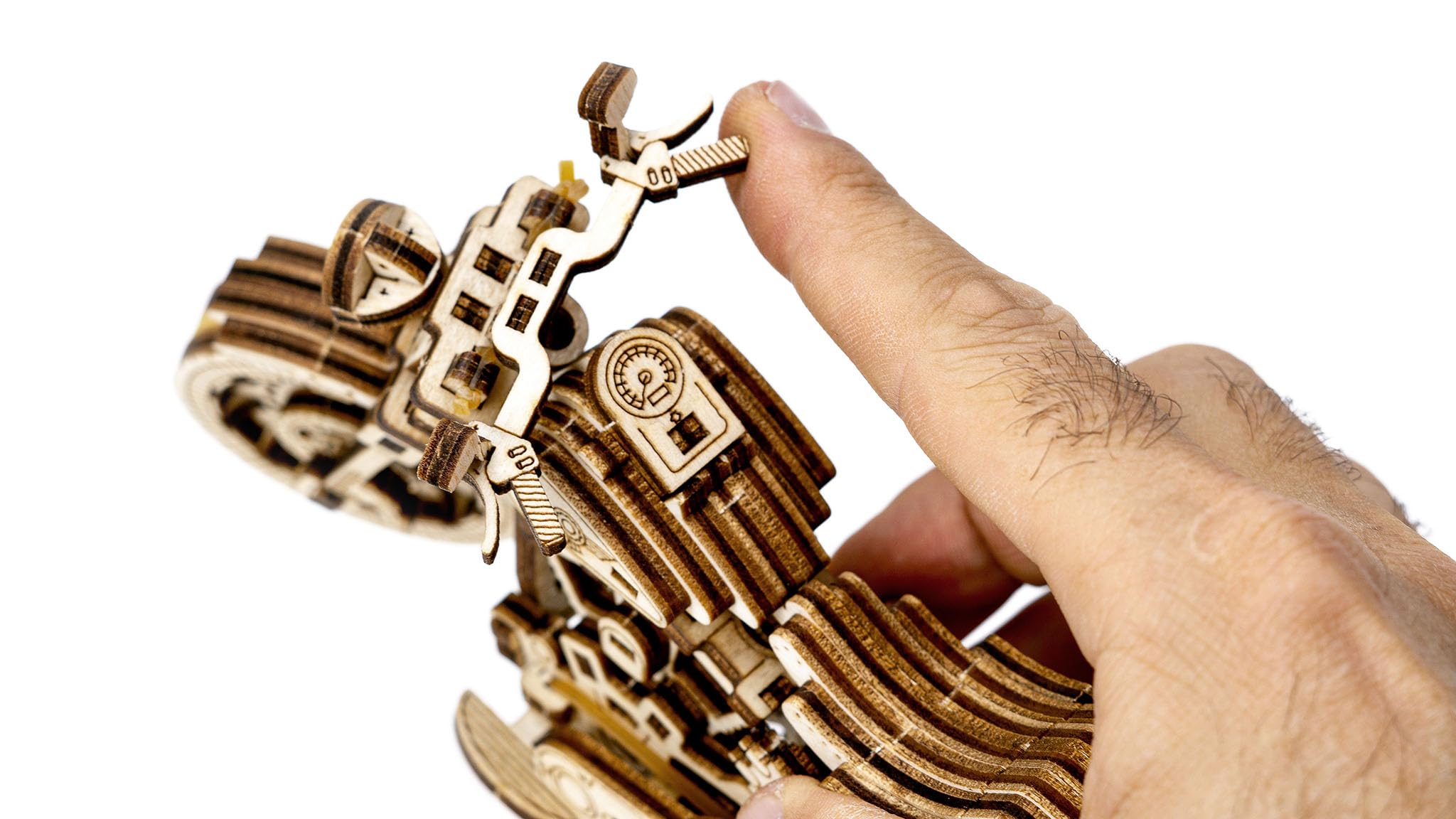 Revell Tiny Adventures Cruiser VTwin I Authentisches Motorradmodell I Rückzugsmechanismus für dynamische Bewegung I Gummibandmotor für Vorwärts und Rückwärtsfahrt I Modell aus Holz 4