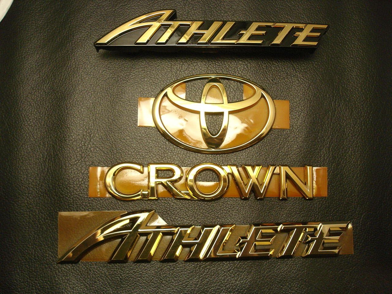 Amazon 17系クラウンアスリートゴールドエンブレム ４点セット 後期用 エンブレム 車 バイク