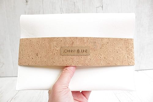 Clutch aus Kunst-Leder in WEISS & Trageriemen aus Kork-Leder in SAND.