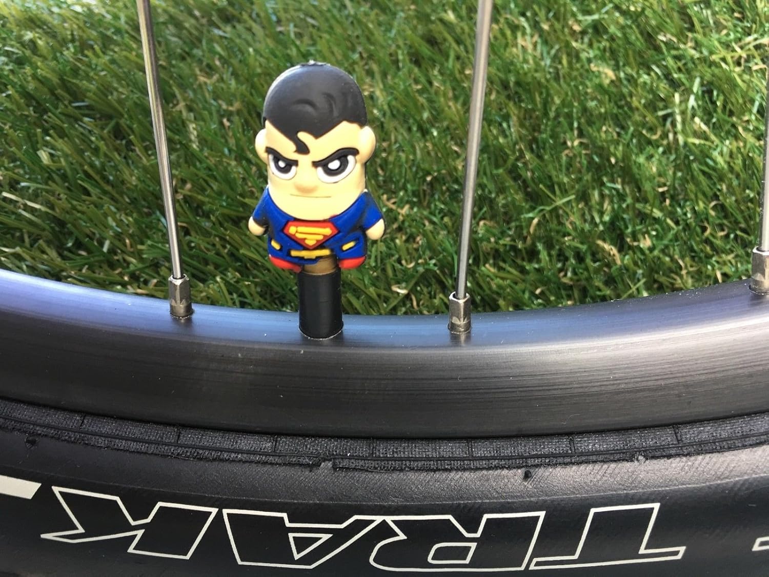 魅力的な 2スーパーヒーロー シュレーダーバルブキャップクリス ウェア Cycling Mtb自転車 B077t1lk7p 最安値に挑戦 Soinsintermediaires Com