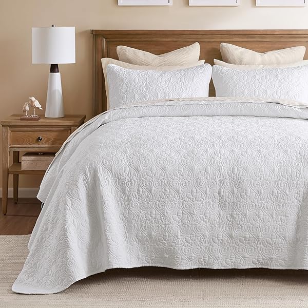 Madison Park Quebec Wende, Damast-Design, doppelseitige Steppung Ganzjahreszeitiges, leichtes Tagesdecken-Bettwäsche-Set, passende Kissenbezüge, Mikrofaser, Weiss/opulenter Garten, King(120"x118"), 3