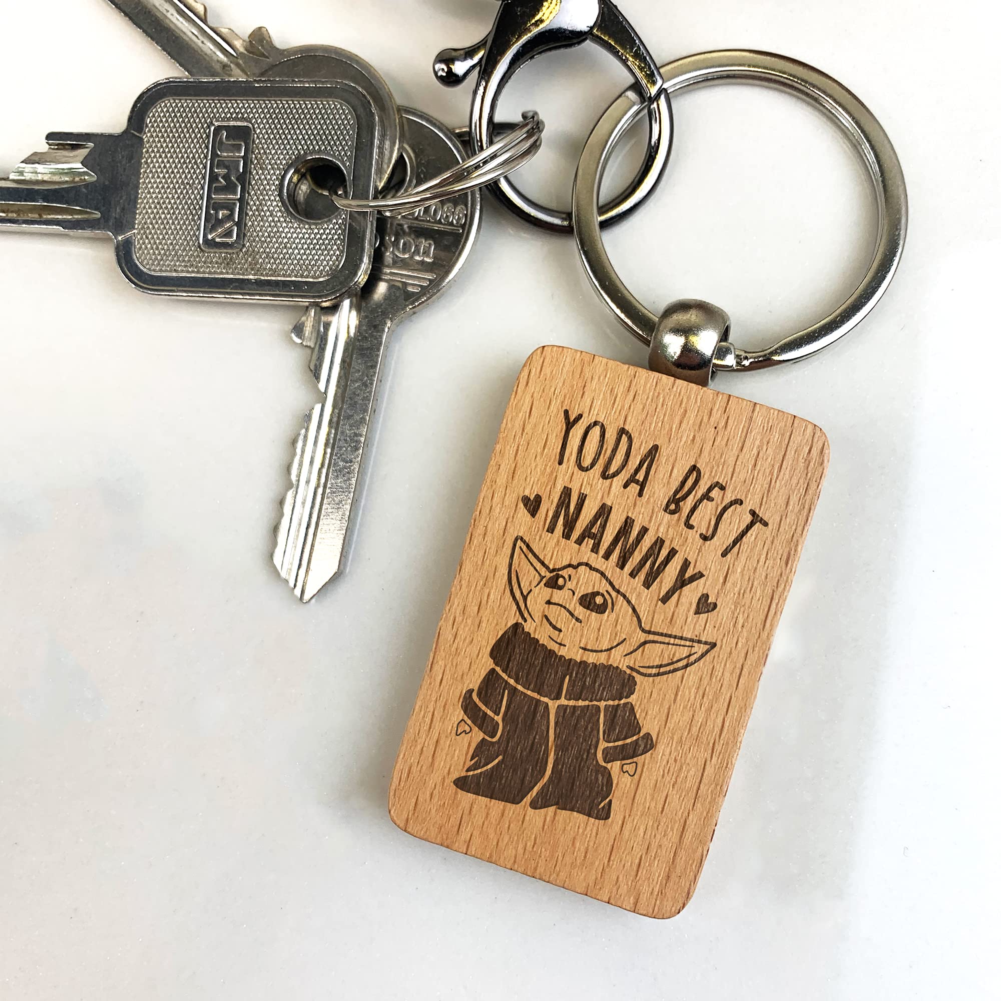 eBuyGB Personalised Wooden Rectangle Keyring, Star Wars Themed Engraved Baby Yoda Keychain, Funny Gifts for Grandma, Nanna, Granny (Yoda Best Nanny)