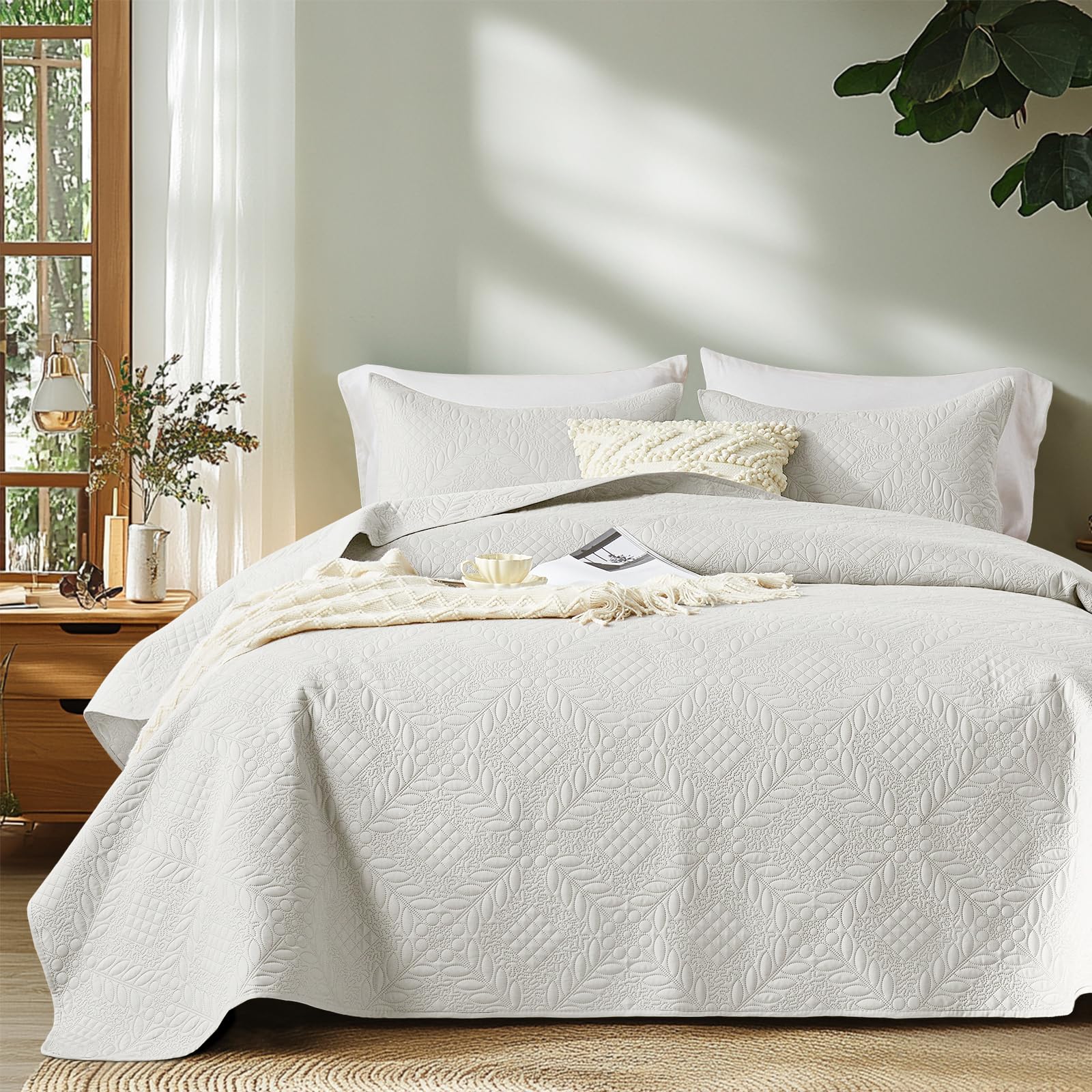 Photo 1 of FLYMME Full Queen Quilt Bedding Set,Lightweight Beige White Bedspreads,Vintage Olive Leaf Design,Ultra Soft Microfiber Bed Coverlet 3 Pieces for All-Season (1 Quilt,2 Shams)