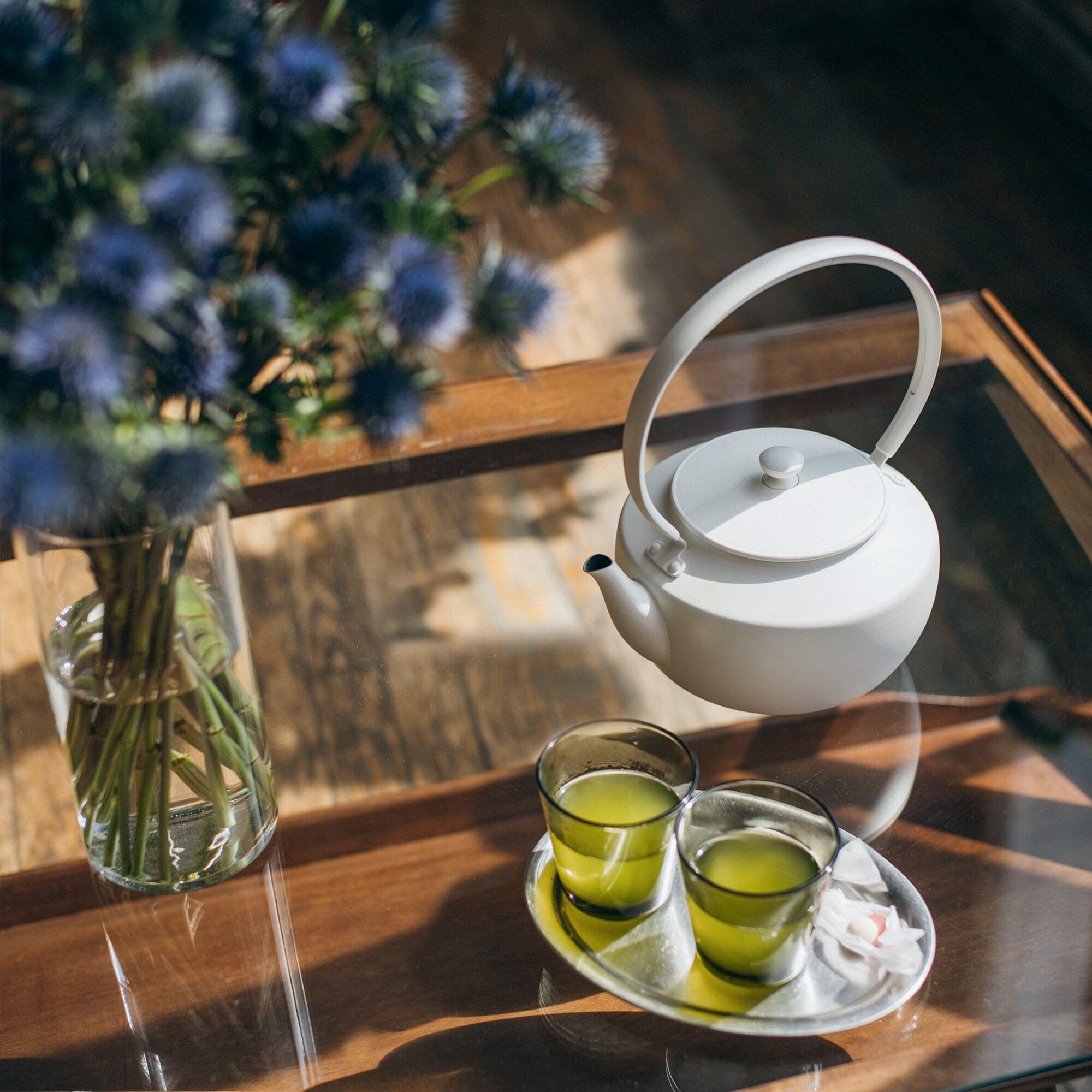 Balmuda MoonHervidor | Hervidor eléctrico con control de temperatura (122°F - 212°F) | MANTENGA Y MANTENGA CALIENTE | 900 ml (30 onzas líquidas) | Luz y sonido ambiental relajantes | Boquilla de vertido de precisión | Blanco