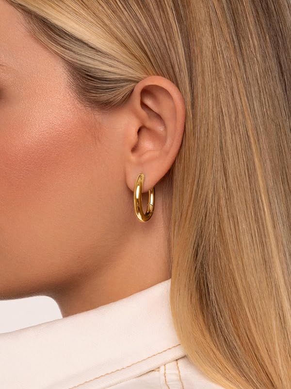 - Brincos de samba. Aço com acabamento de banho em ouro 18Kt. Estilo minimalista de aro com fechamento Congo/Click. Joalharia Feminina
