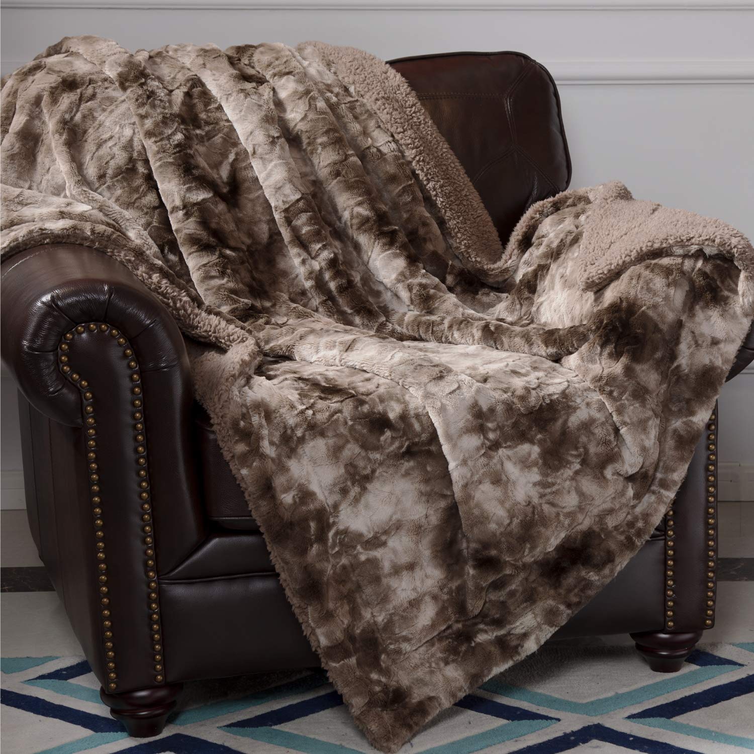 Bedsure Faux Fur Reversible Tie-dye Sherpa Throw Blanket for Sofa, Couch and Bed - Super Soft Fuzzy Fleece Blanket for Outdoor, Indoor, Camping, Gifts (108x90 inches, Chocolate)