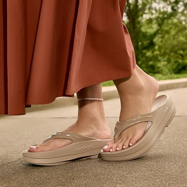 OOFOS OOMEGA OOLALA RECOVERY SANDAL, NOMAD – WOMEN’S SIZE 7