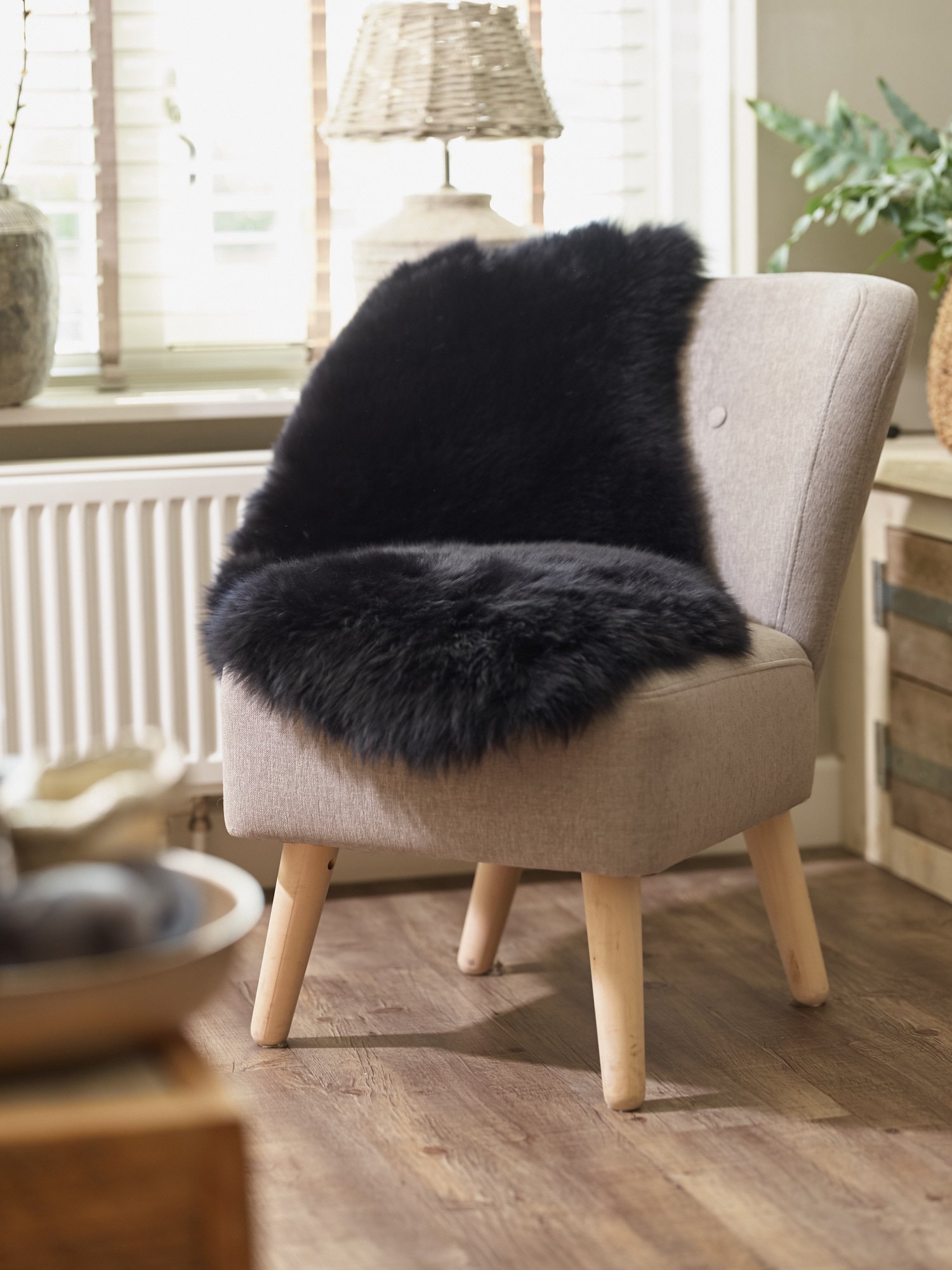 Naturally Sheepskins New Zealand Single Sheepskin Rug – Black, Luxurious Long Wool with Natural Leather Backing,Soft, Breathable & Temperature-Regulating,Multi-Use Floor Rug, Throw, Chair Cover