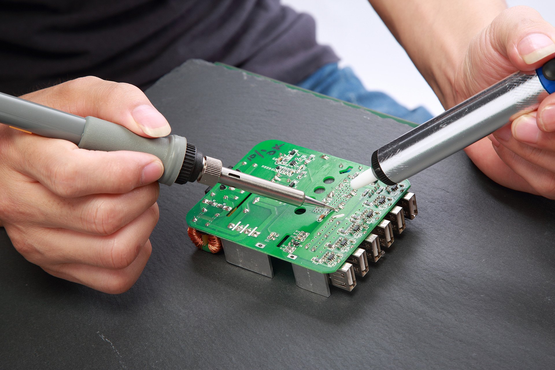 Powerextra 18PCS Fer à Souder Souder Kits Électrique 60W 220V Température Réglable Outil de Soudage 6pcs, Ventouse, Support de Fer à Souder, Fil de Soudure, Pincette Support et Boîte à Outils