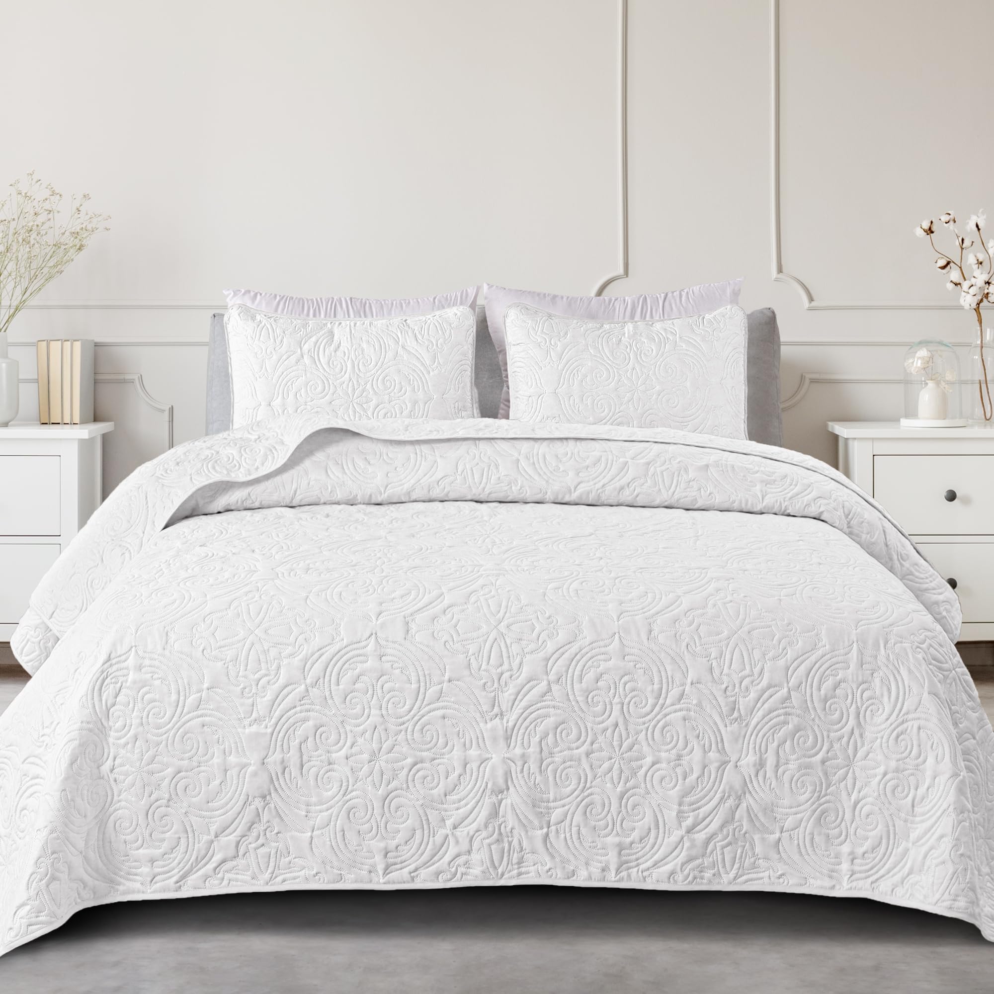 Photo 1 of Exclusivo Mezcla Quilt Set Full Queen Size, Lightweight Vintage Quilts with 2 Pillow Shams, Soft Queen Bedspreads Coverlets Bedding Set for All Seasons, (90"x96", White)