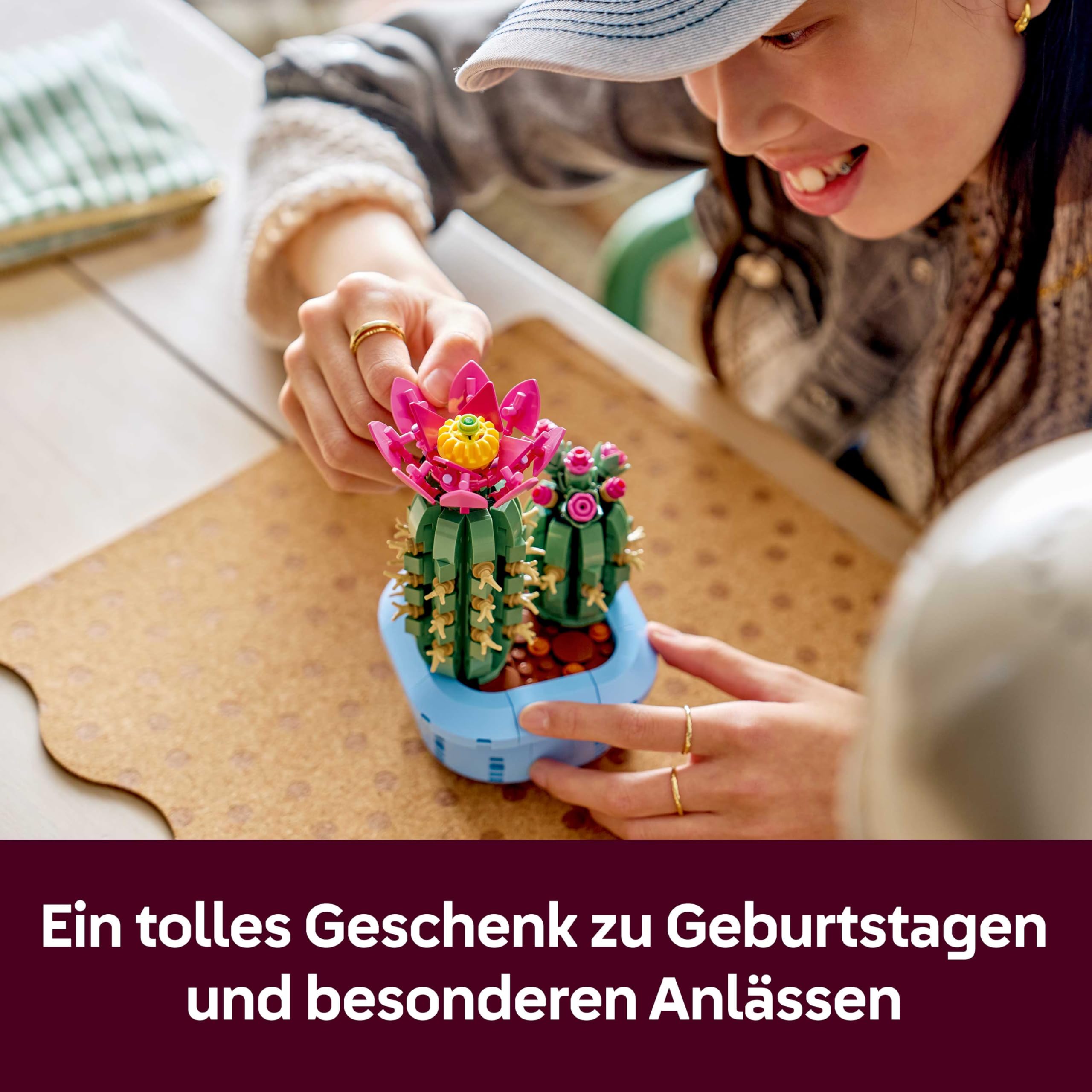 LEGO Botanicals Blühender Kaktus - Set mit Kunstpflanze mit 2 Kakteen & künstlichen Blüten - DIY Deko - Geschenkidee zum Geburtstag für Mädchen ab 9 Jahren & Erwachsene Pflanzenliebhaber - 11509 6