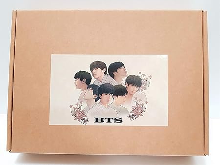 Amazon Co Jp Bts 防弾少年団 ギフトボックス 2019 2020 内容 カレンダー Btsイラストステッカー5枚 両面サイン 写真カード10枚 ホログラフィック写真3枚 Hwayangyeonhwa 両面写真3枚 Btsステッカー1枚 文房具 オフィス用品