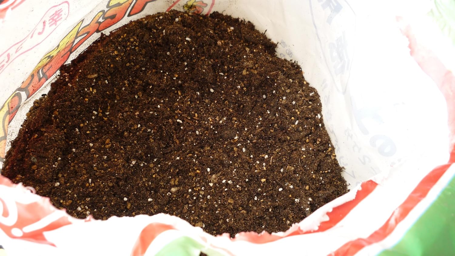 Amazon 自信を持ってオススメ 花と野菜の土 ２５ｌ 畑や菜園 花壇からプランターまで幅広い植物に 花や野菜に最高なブレンド パンジー ビオラに 花の土 野菜の土 製造地 岡山県 堆肥入だから土作りはこれでok 園芸用土 家庭菜園 用土