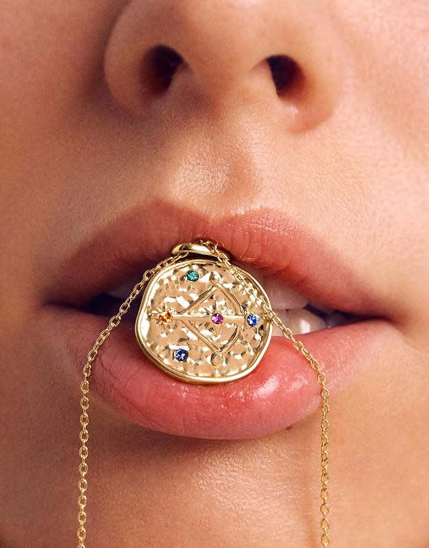 - Amuleto do Zodíaco das Cores Orgânicas. Pendente em latão com acabamento banhado a ouro 18kt. Pendente combinável com colar. Joalharia feminina. Gémeos