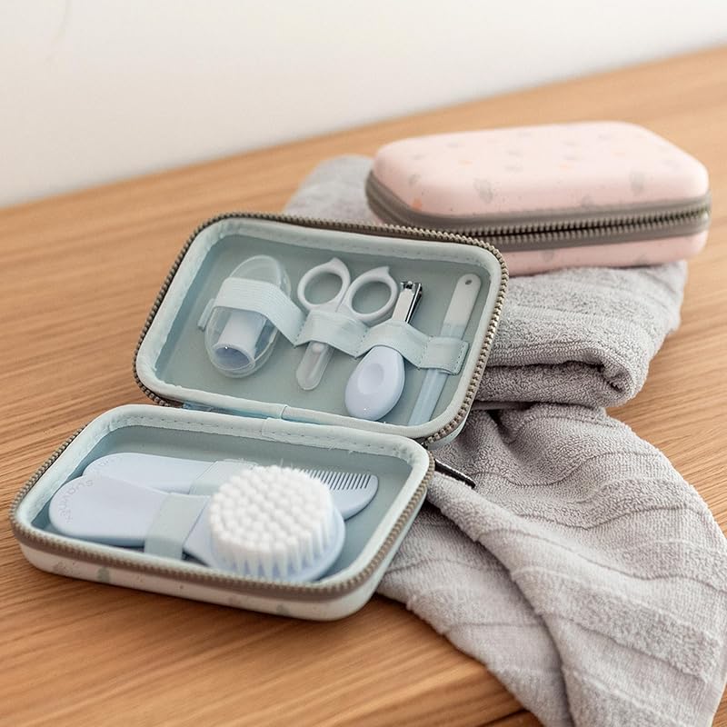 , Kit de Manicure para Bebé, +0M, Kit de Cuidados com Escova, Pente, Escova de Dentes, Tesoura, Lima e Corta-unhas. Bolsa de Higiene Impermeável com Fecho, Azul Suave