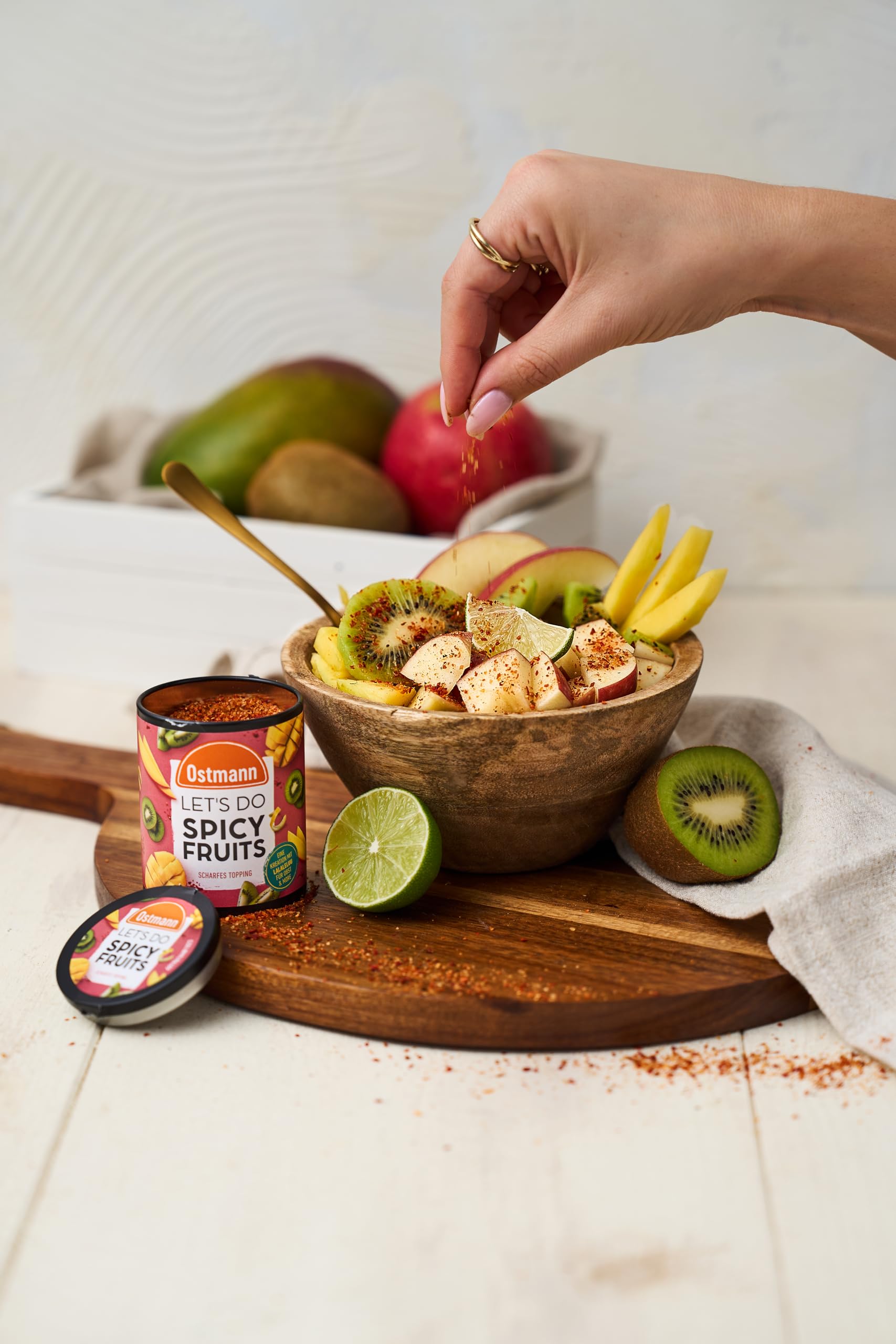 Ostmann Gewürze - Let's Do Spicy Fruits | Würzmischung für süßes Obst kreiert von Lalaleluu | scharfes Obst-Topping mit Chili und Pfeffer, lecker auf Apfel oder Mango | 70 g in recyclebarer Metalldose 4