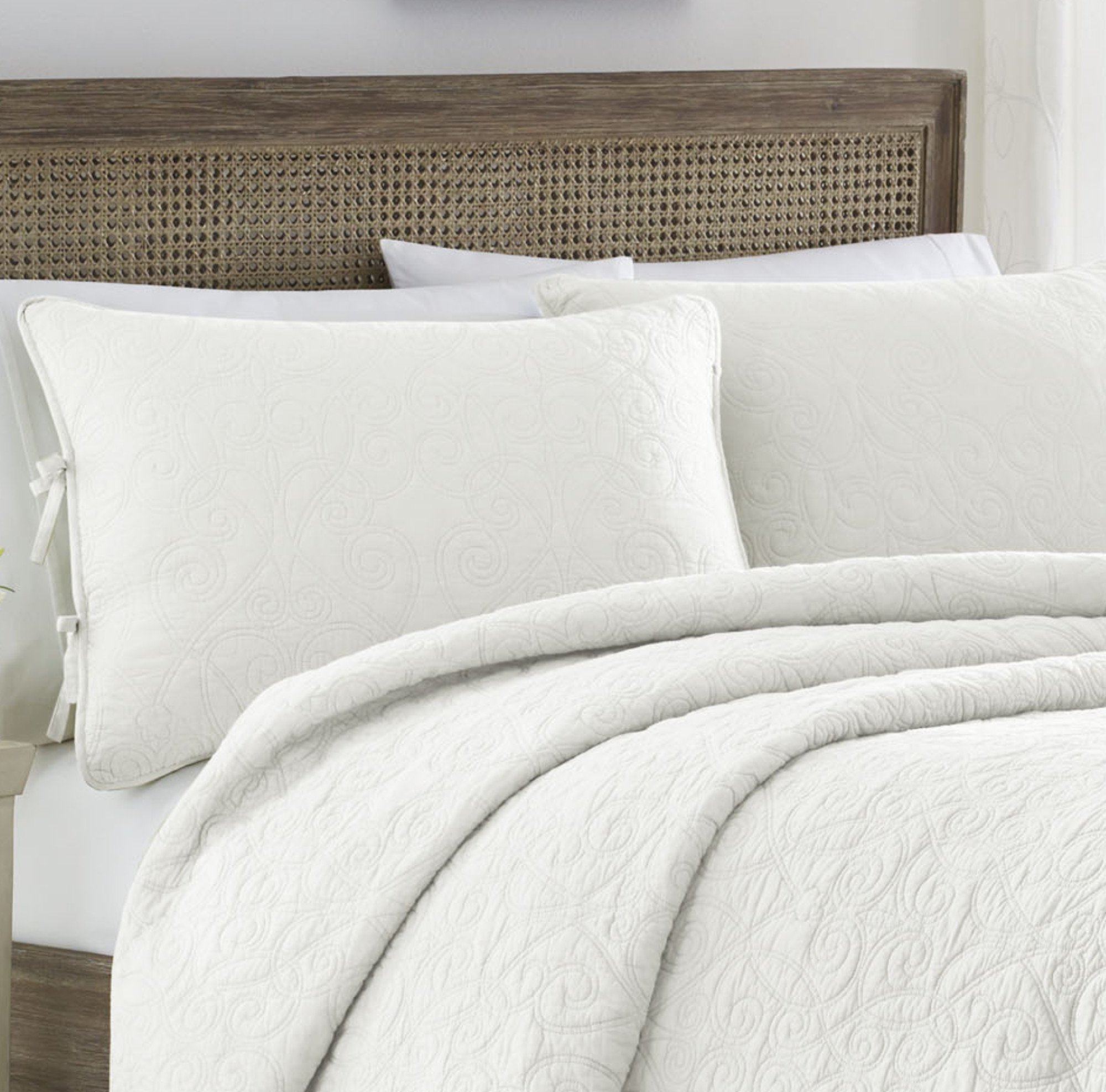 Laura Ashley Home Felicity Collection Luxury Premium Ultra Soft Quilt Coverlet, Comfortable 3 Piece Bedding Set, All Season Stylish Bedspread, Full/Queen, White