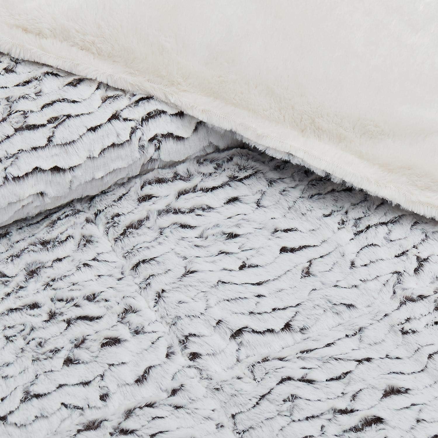 Amazon Com Christian Siriano Faux Fur 3pc Full Queen Comforter Set In White Home Kitchen