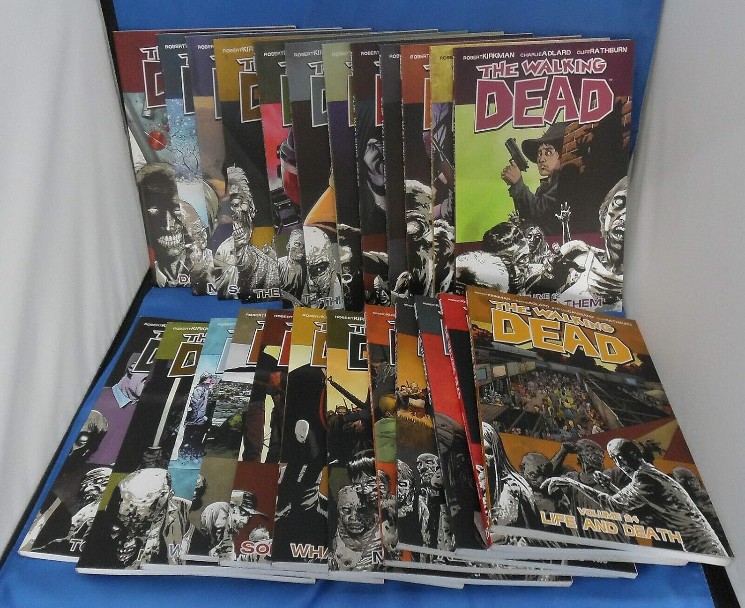 Amazon Com The Walking Dead Trade Graphic Novel Lot 1 24 Full Collects 1 144 Image Entertainment Collectibles