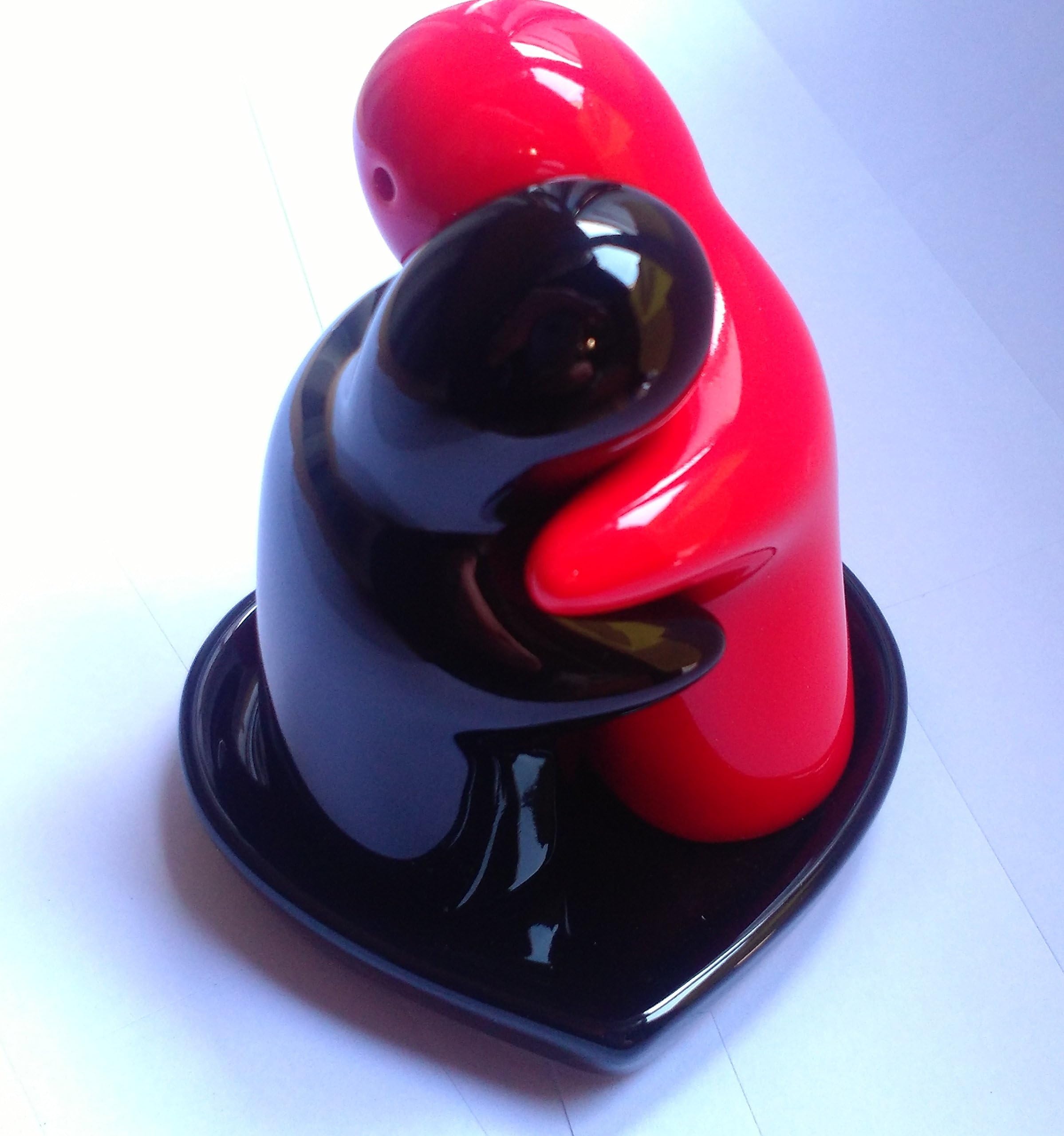 Hugging salt and pepper pots salt and pepper sets black and red on a black heart dish