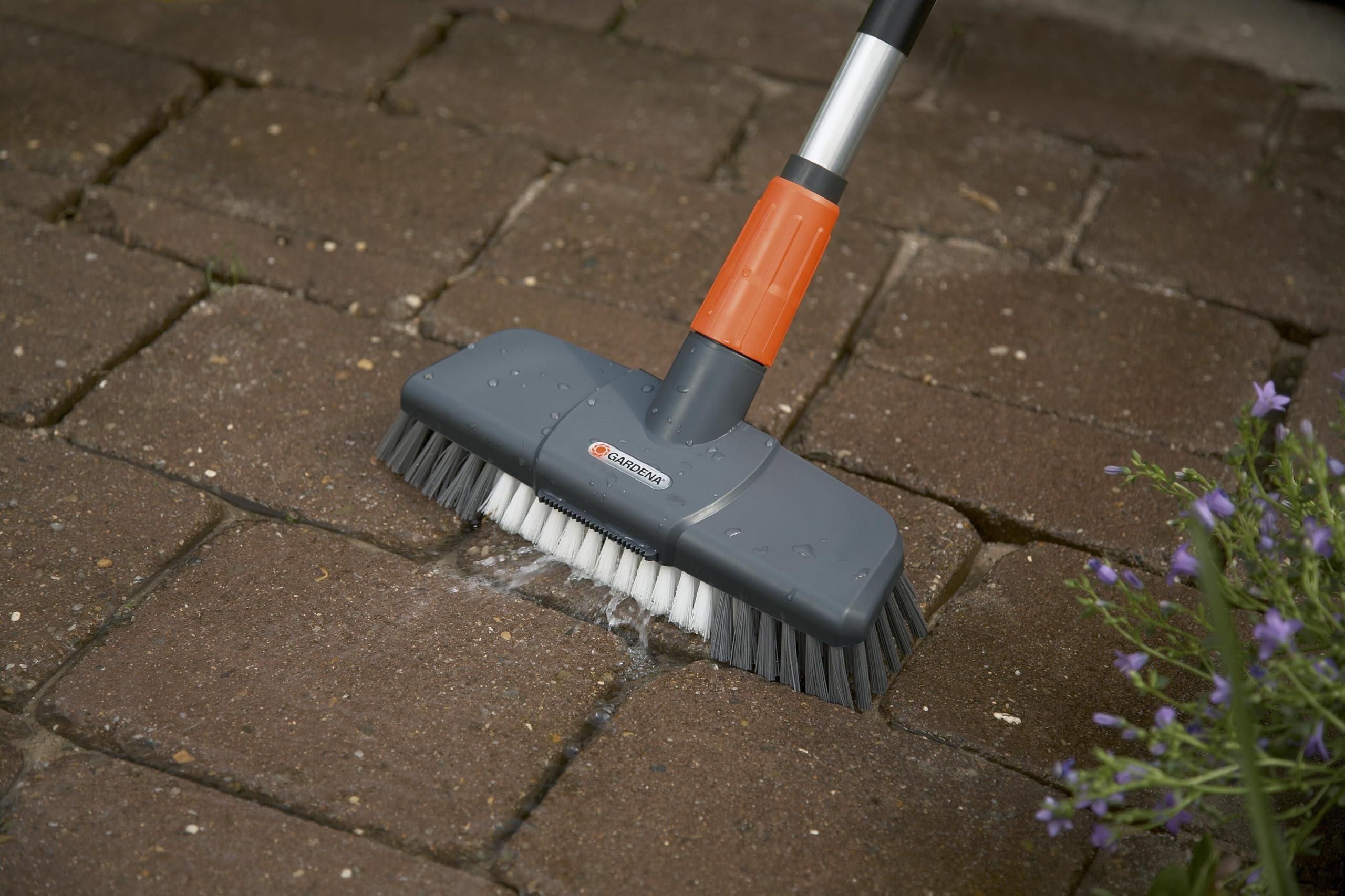 Gardena Komfort-Schrubber: Wasserführende Reinigungsbürste für das Cleansystem, mit Flachstrahldüse und Kratzkante, besonders effektiv (5568-20), standard, arbeitsbreite: 27 cm 3