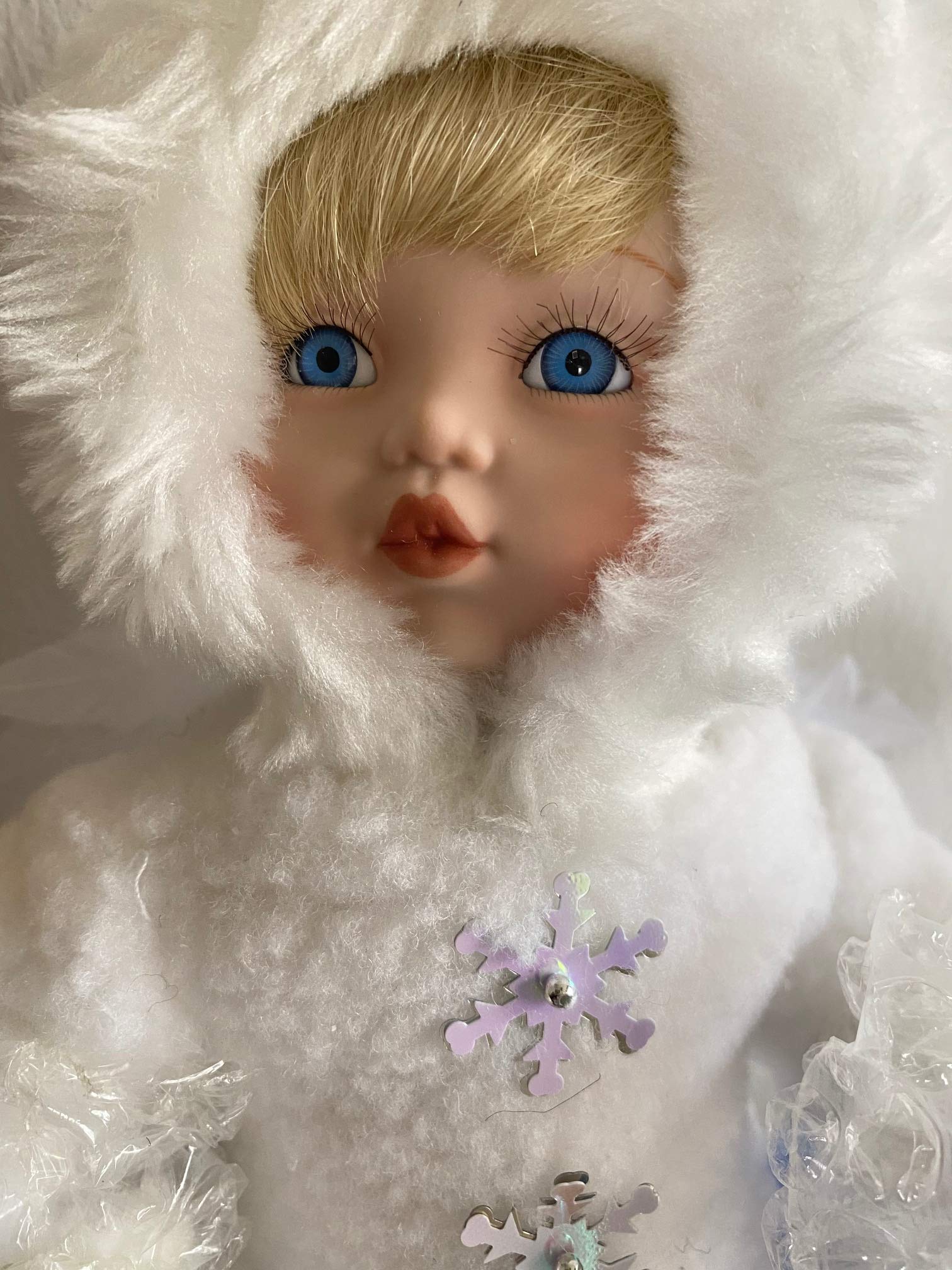 BRADFORD EXCHANGE BENEATH THE MISTLETOE PORCELAIN COLLECTIBLE FIGURINE DOLL THE ASHTON-DRAKE GALLERIES / NOT A TOY