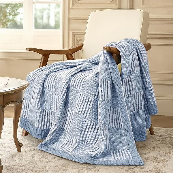 AMÉLIE HOME KNIT THROW BLANKET, SOFT CHENILLE COZY BREATHABLE DUAL TONE CHECKERED CHUNKY DECORATIVE BLANKET FOR COUCH, BED & SOFA, FRENCH LIGHTWEIGHT WARM GIFT FOR WOMEN, WASHED BLUE, 60″X80″