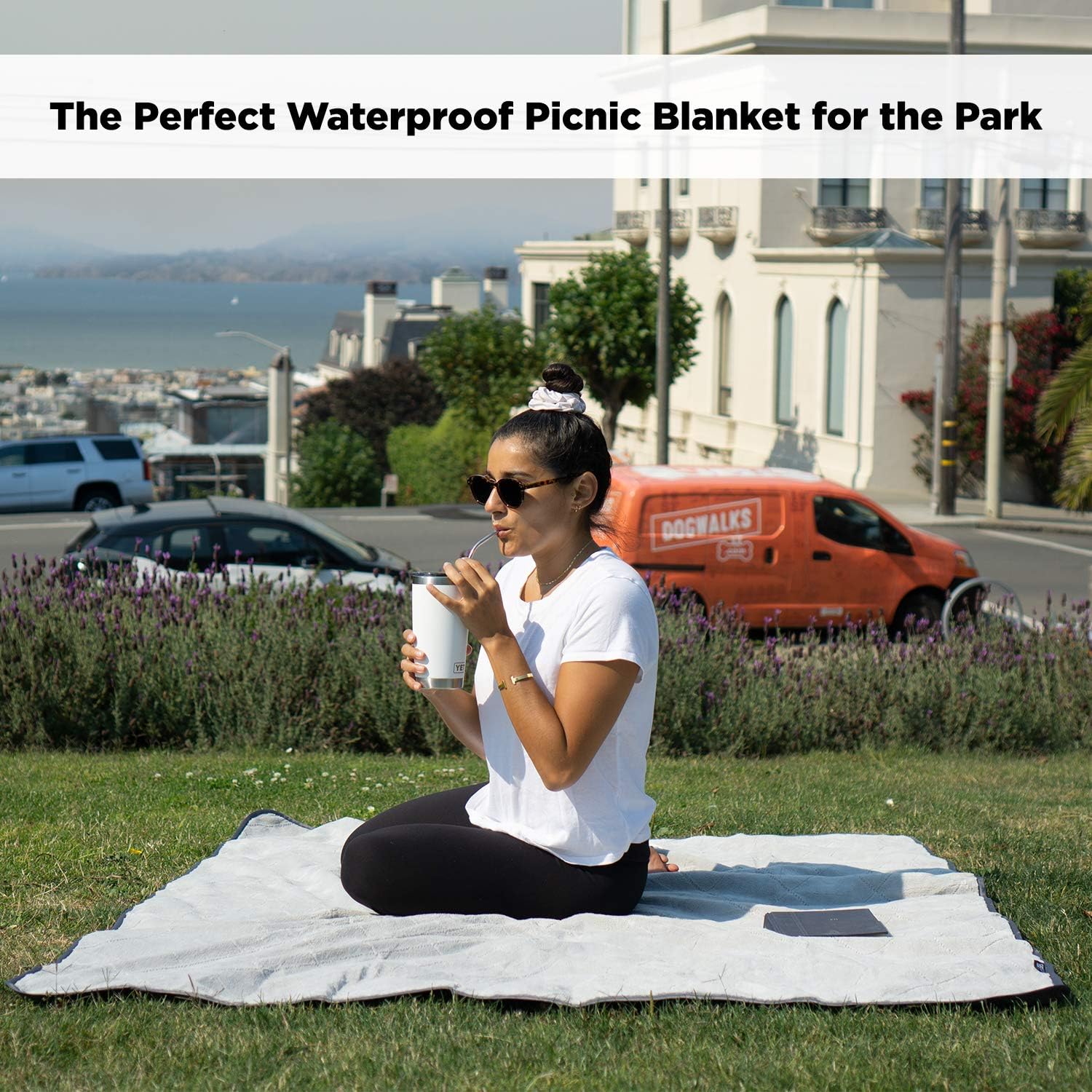 Leisure Co Extra Large Waterproof Outdoor Blanket - Weatherproof Outer with Plush Fleece Inner Lining - Perfect for Picnic Use and Camping, Yoga, Dogs - Sand Free Foldable and Lightweight: Kitchen & Dining