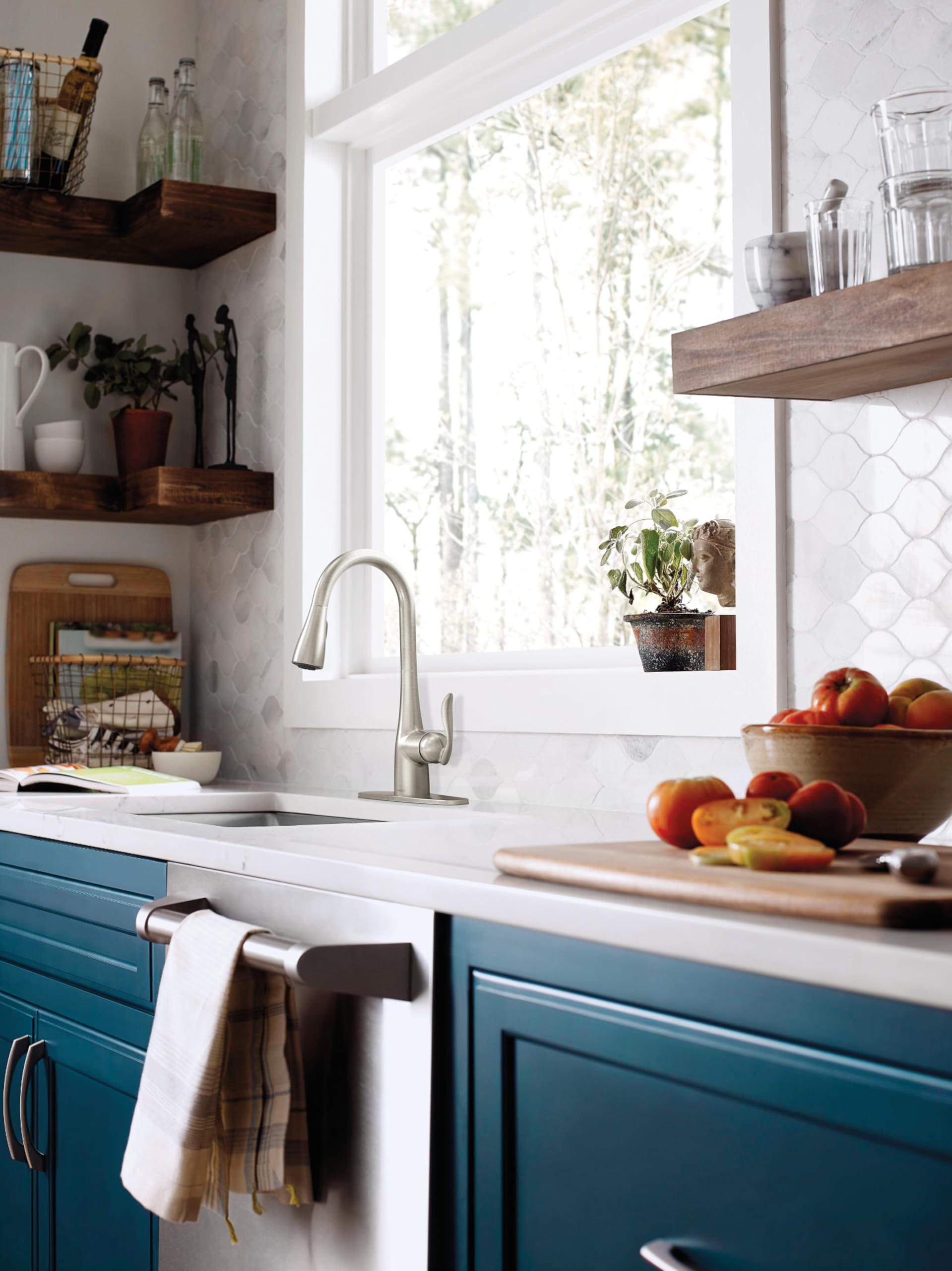 Moen Arbor Spot Resist Stainless One-Handle Pulldown Kitchen Faucet with Sprayer and a Reflex Docking System, Kitchen Sink Faucet Featuring Power Boost for a Faster Clean, 7594SRS