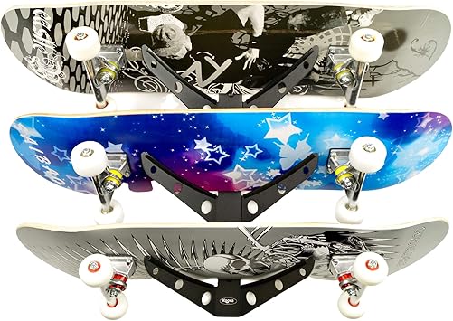 Amazon Co Jp Koova スケートボードラック 壁マウント トリプルボード収納 ディスプレイホルダー 取り付け簡単 パウダーコーティングスチールフレーム 垂直省スペースデザイン アクセサリーオーガナイザー アメリカ製 スポーツ アウトドア