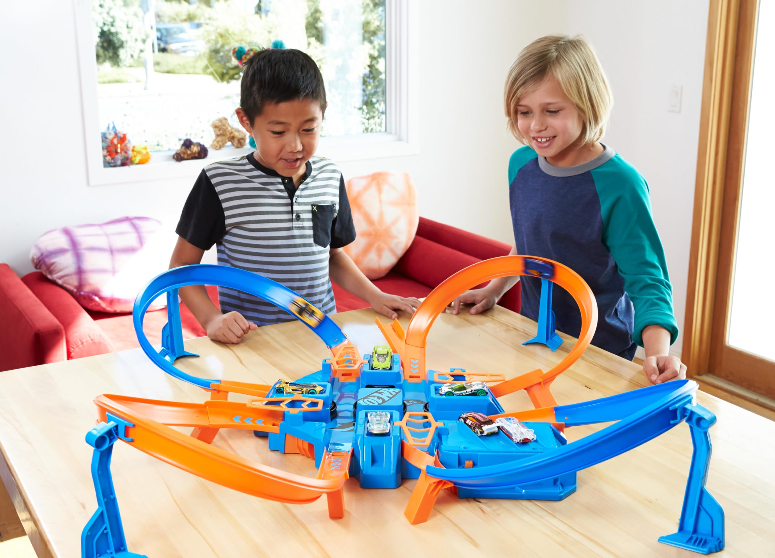 Hot Wheels Track Set with 1:64 Scale Toy Car, 4 Intersections for Crashing, Powered by a Motorized Booster, Criss-Cross Crash Track (Amazon Exclusive)