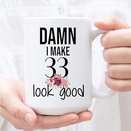Amazon Co Jp マグカップクリエティリー 33歳の誕生日プレゼント Damn I Make 33 Look Good コーヒーマグ 娘 友人 同僚への33歳の誕生日プレゼント コーヒーマグ 11オンス ホーム キッチン