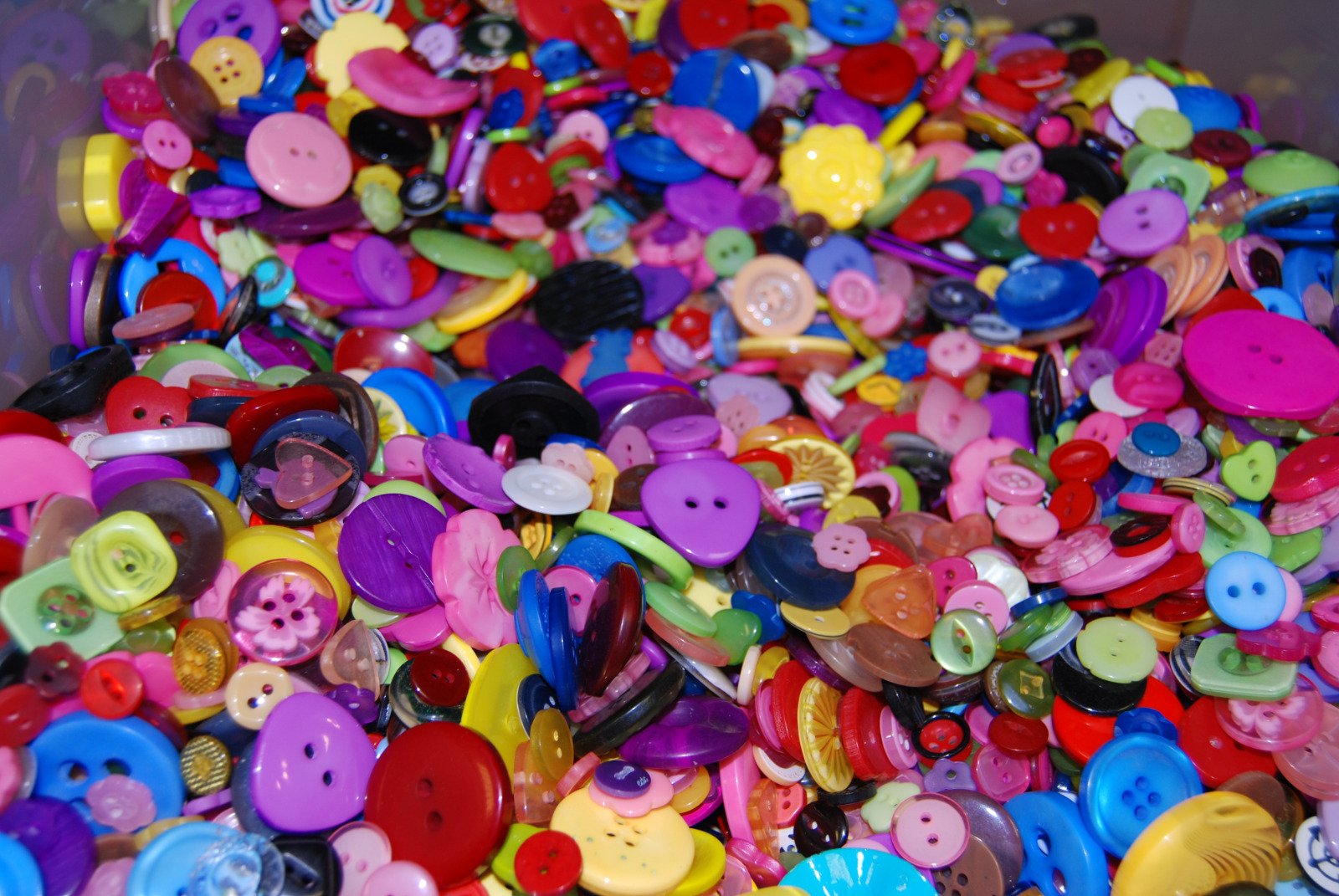 celloexpress Pack of 250g - Shaped Buttons - Various Sizes and Colours of Various Shaped Shaped & Patterned Buttons for Sewing and Crafting